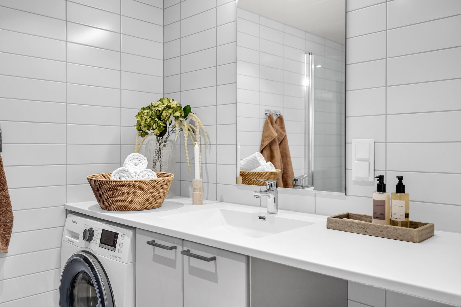 Innredning med benkeplate med integrert servant. Galleribilde