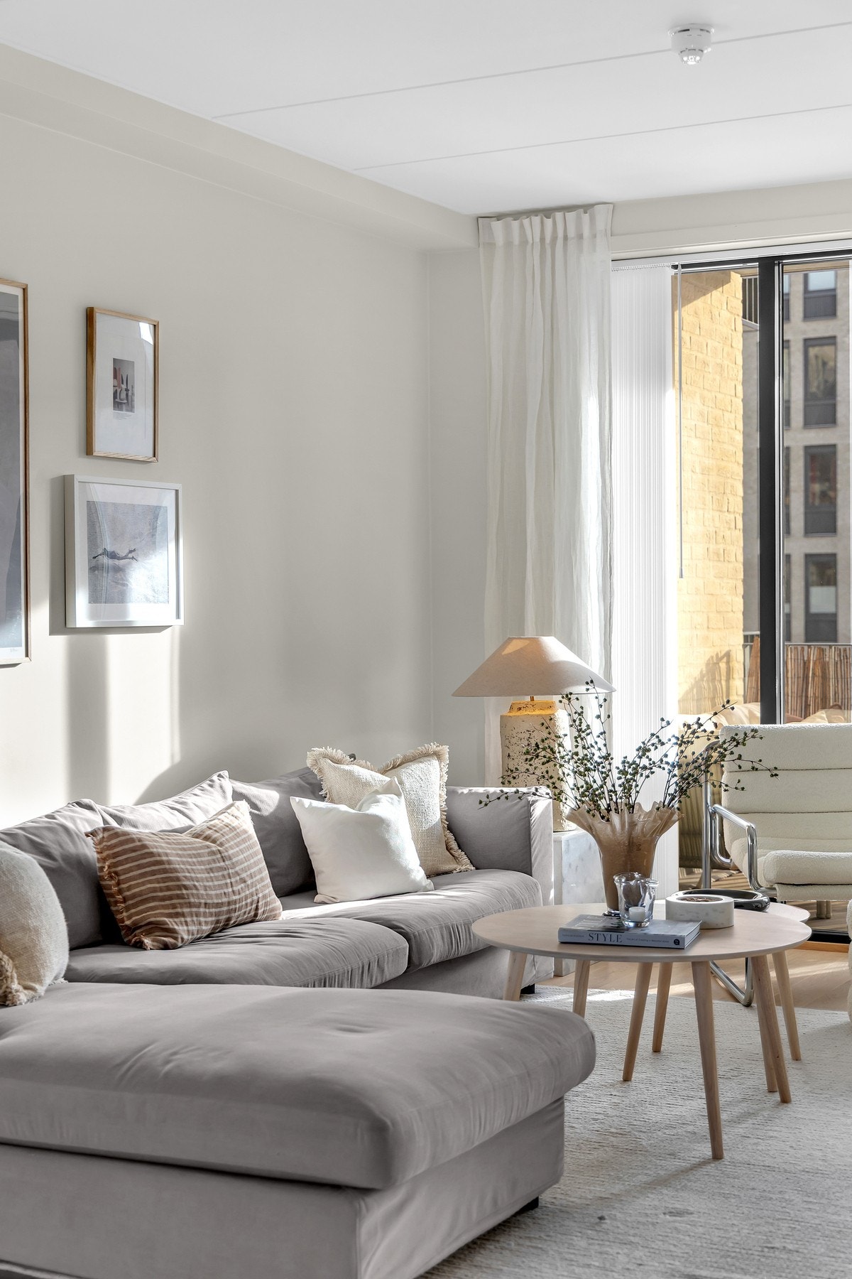 Det er god plass til å møblere med sofa og tilhørende møblement. Galleribilde