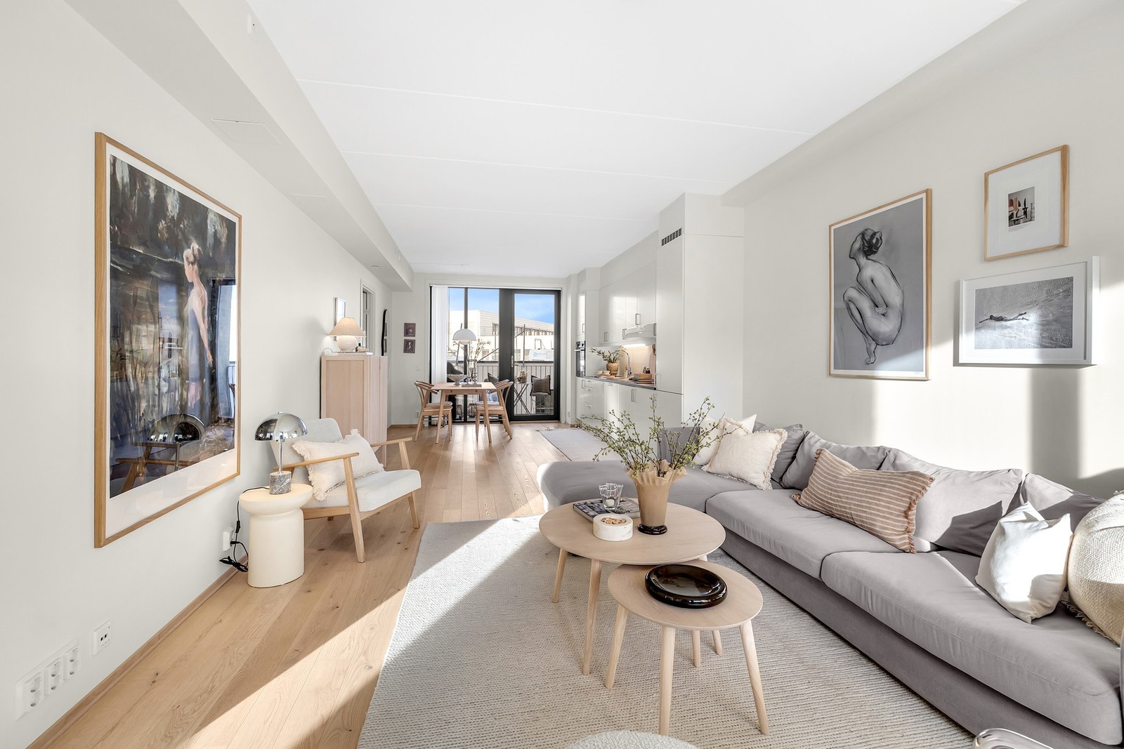 Stuen er romslig med store vindusflater som slipper inn rikelig med lys. Det er montert lameller. Galleribilde