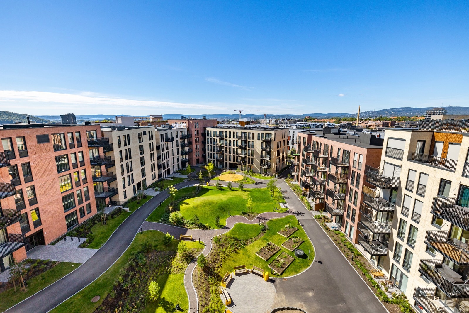 Bakgården har asfalterte internveier, plen, beplantning, sittegrupper m.m. Galleribilde