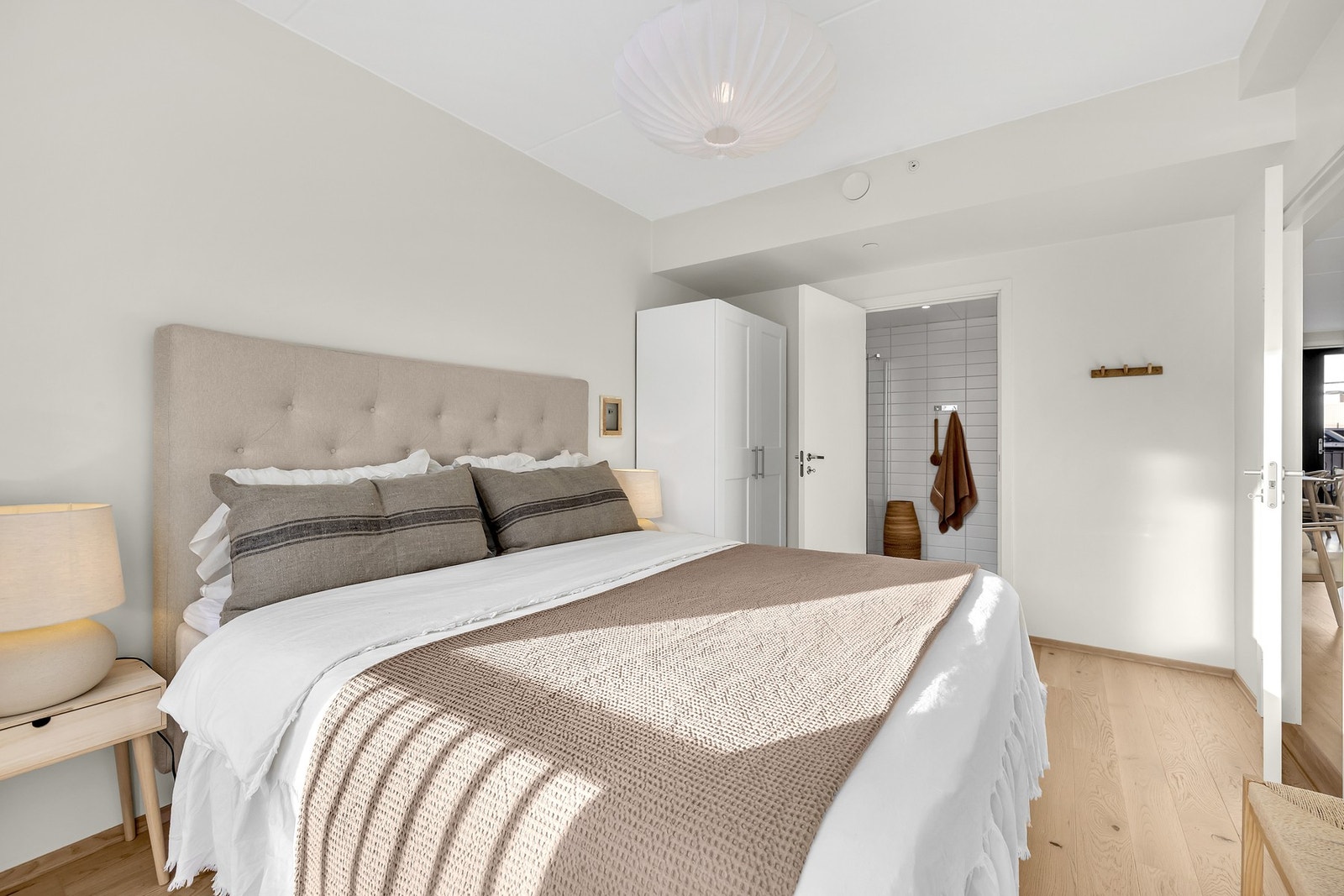 Det er plass til dobbeltseng og tilhørende nattbord. Galleribilde