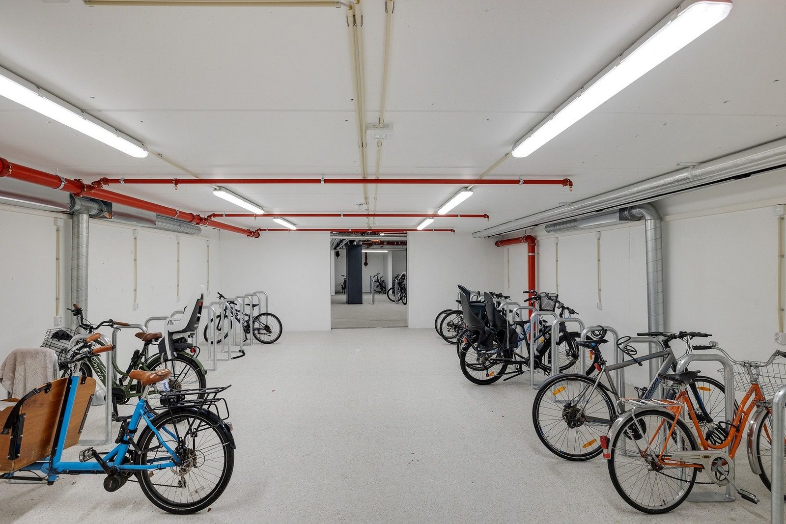 Felles sykkelparkering i kjeller Galleribilde