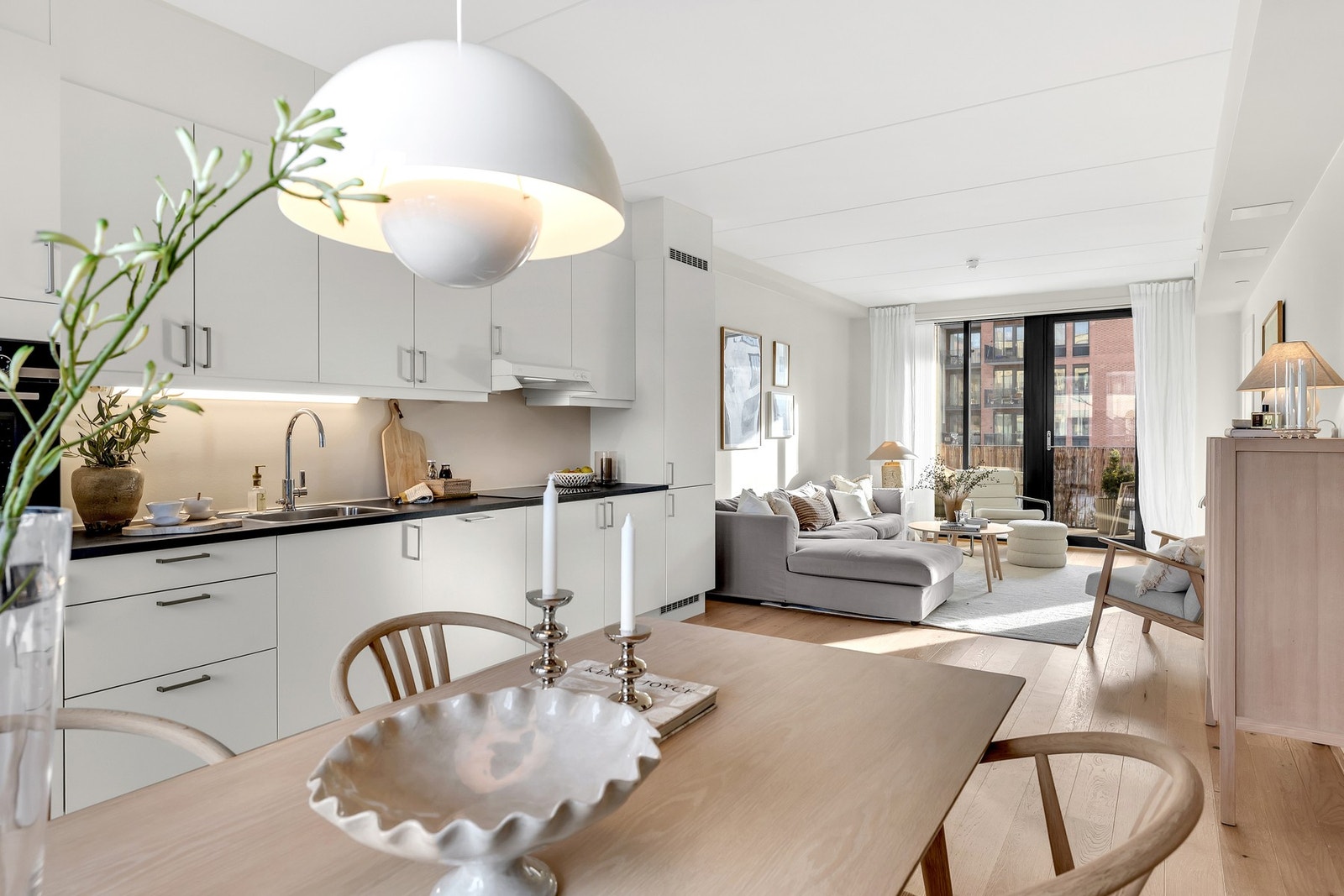 Kjøkkenet er meget arbeidsvennlig, godt med skap- og benkeplass. Galleribilde