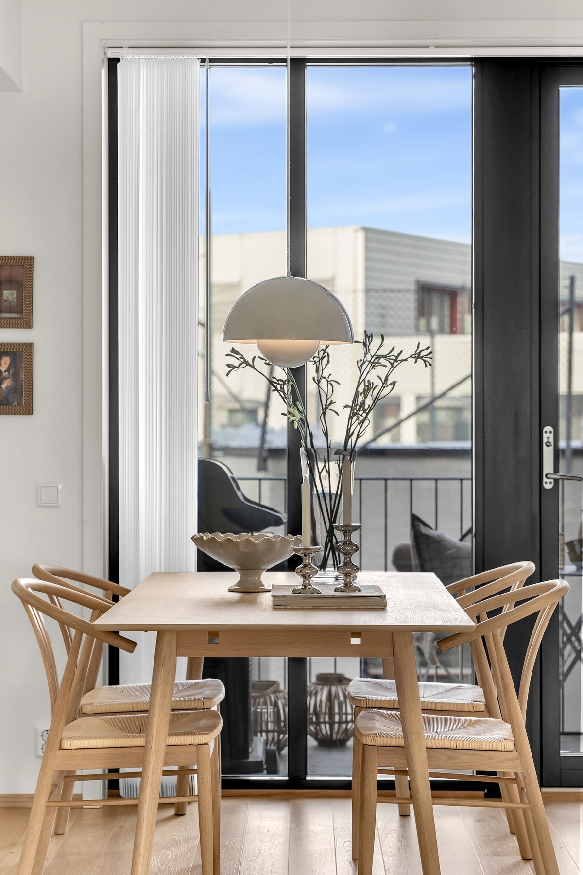 Det er god plass til spisebord på kjøkkenet. Galleribilde