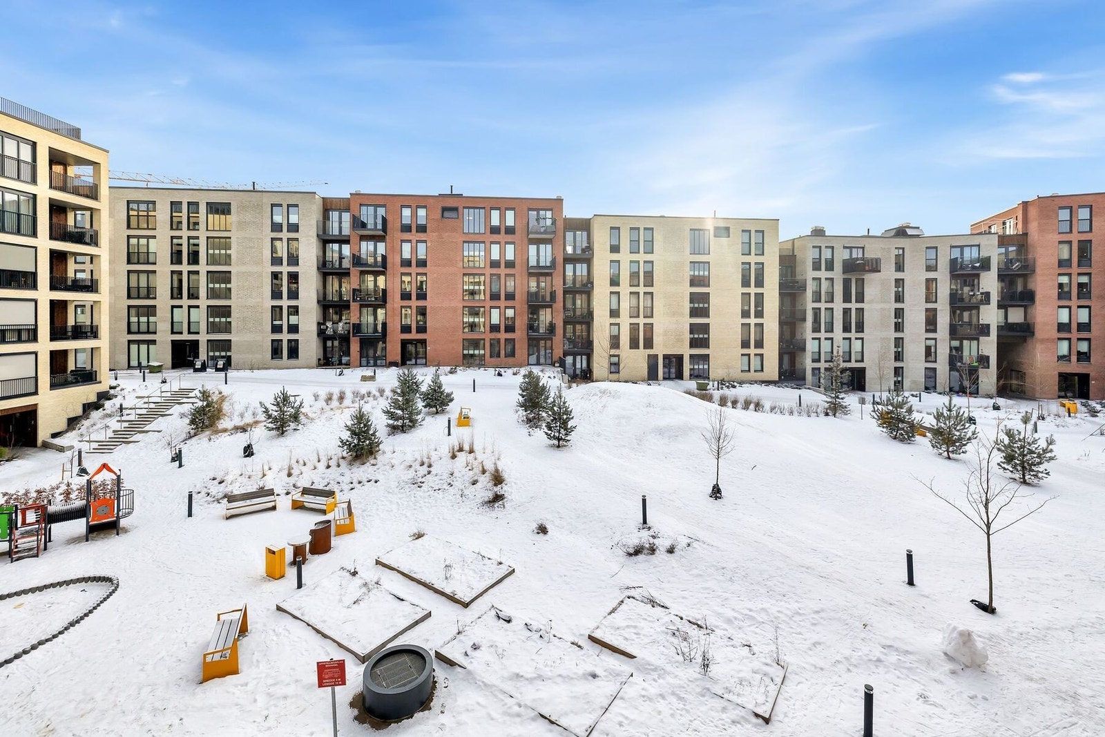 Rolige og velholdte fellesarealer utenfor balkongen. Galleribilde