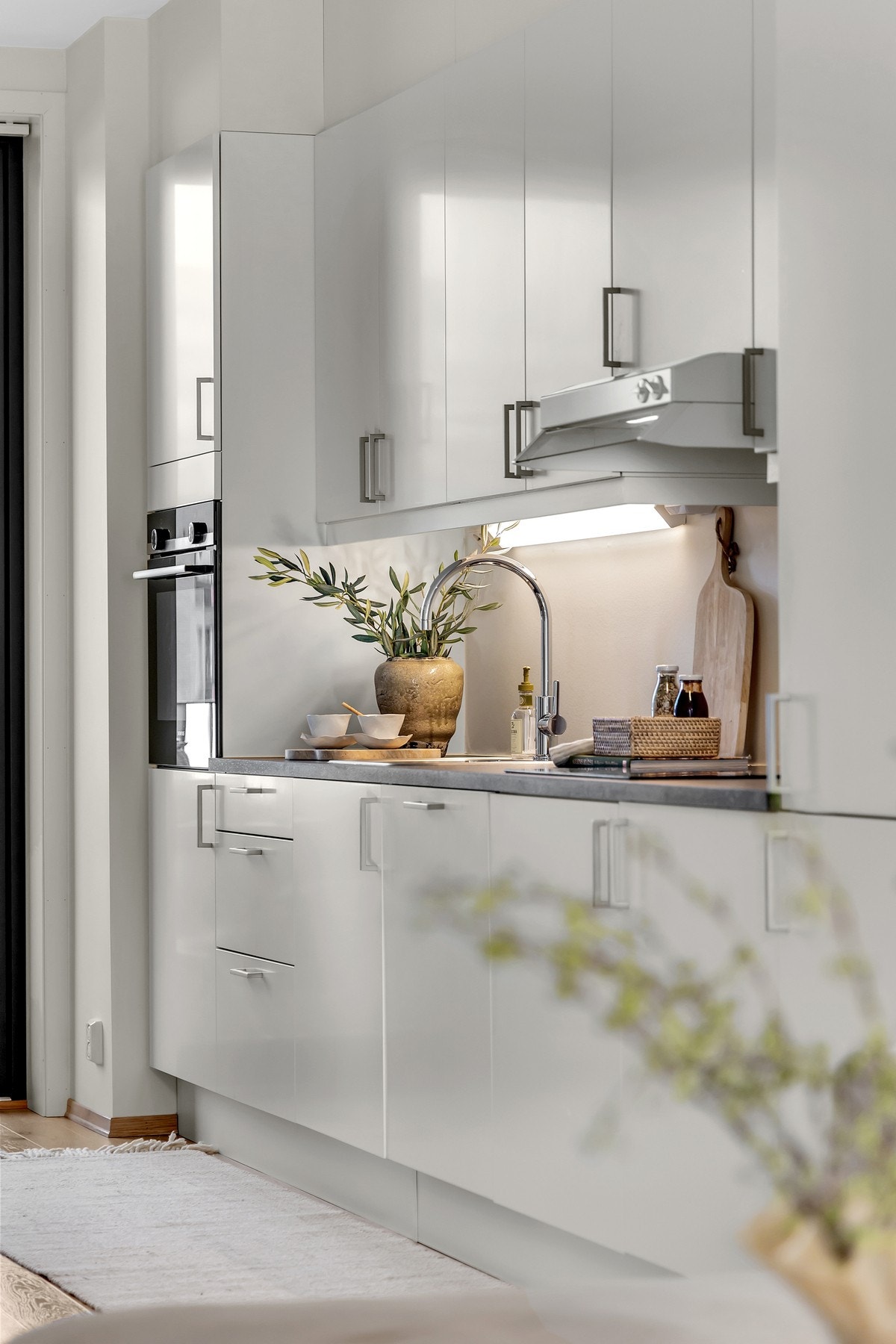 Det er montert komfyrvakt og lekkasjesikring. Galleribilde