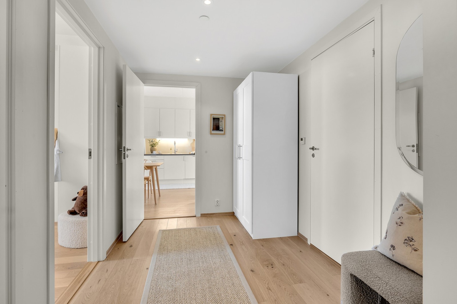 Innbydende entré som sikrer godt med oppbevaring, samt gir et godt førsteinntrykk av boligen! Galleribilde