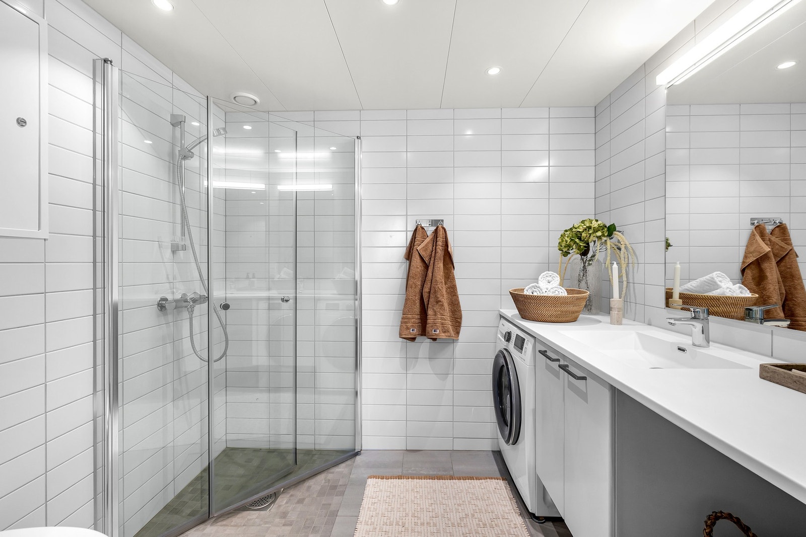 Pent, flislagt bad med opplegg for vaskemaskin og vannbåren varme i gulv. Galleribilde