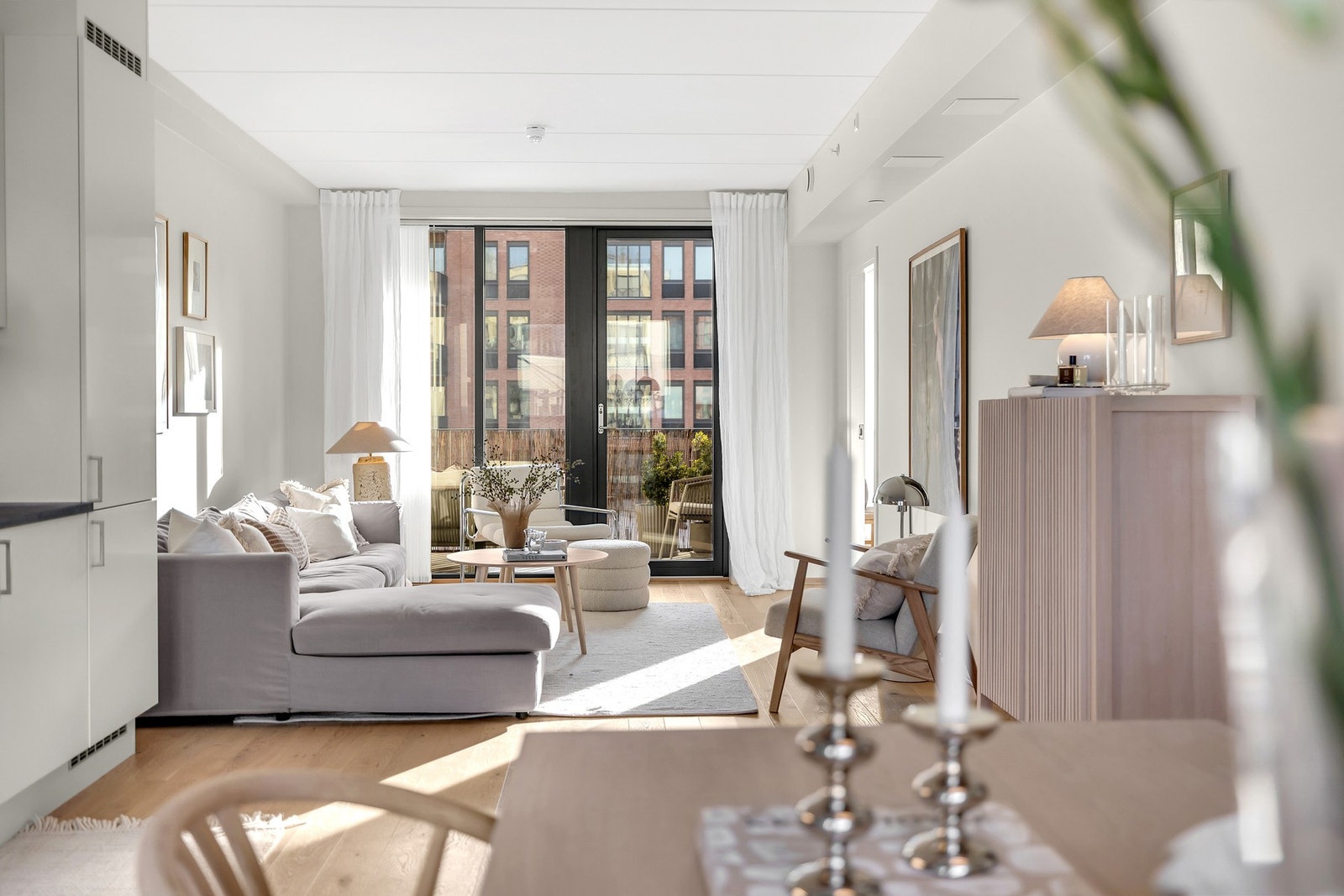 Boligen varmes opp med vannbåren gulvvarme. Det er balansert ventilasjon. Galleribilde