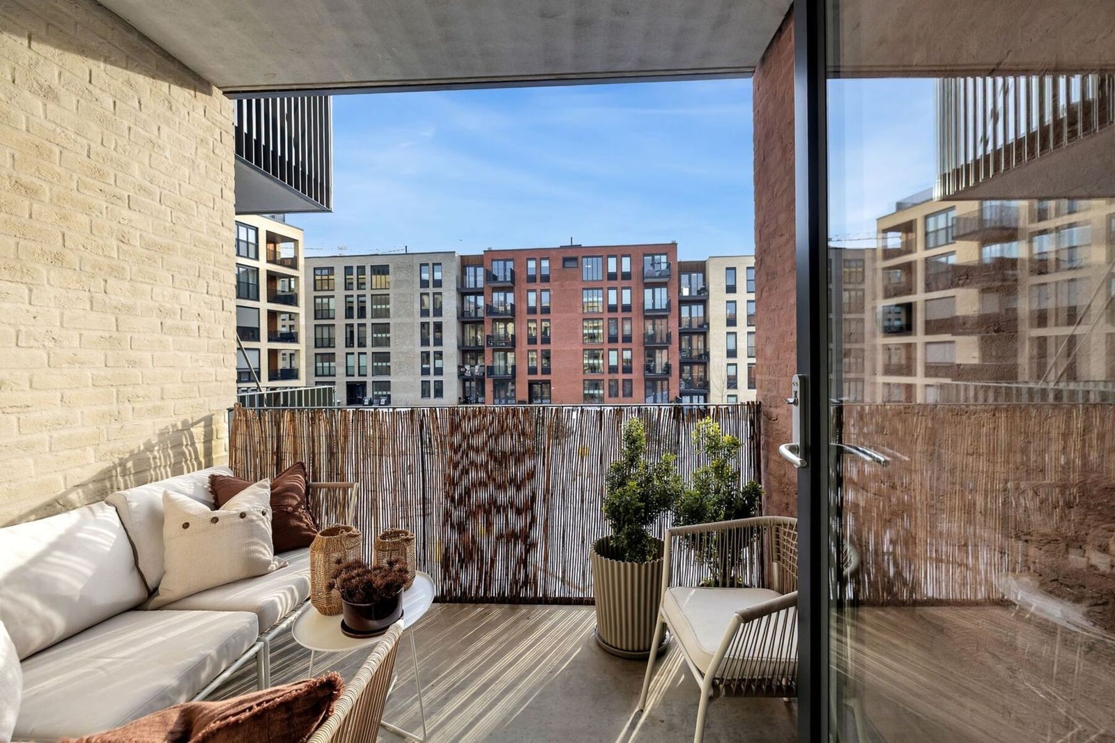 Fra stuen er det utgang til en av boligens to solrik balkonger Galleribilde