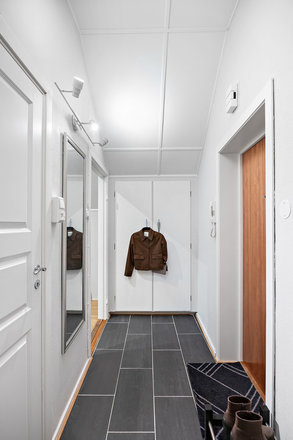 Entre med garderobe Galleribilde