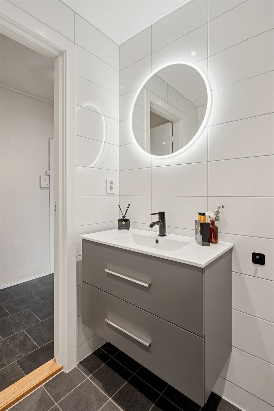 Øvrig innredning består av servant med skuffer for oppbevaring og belyst overspeil Galleribilde