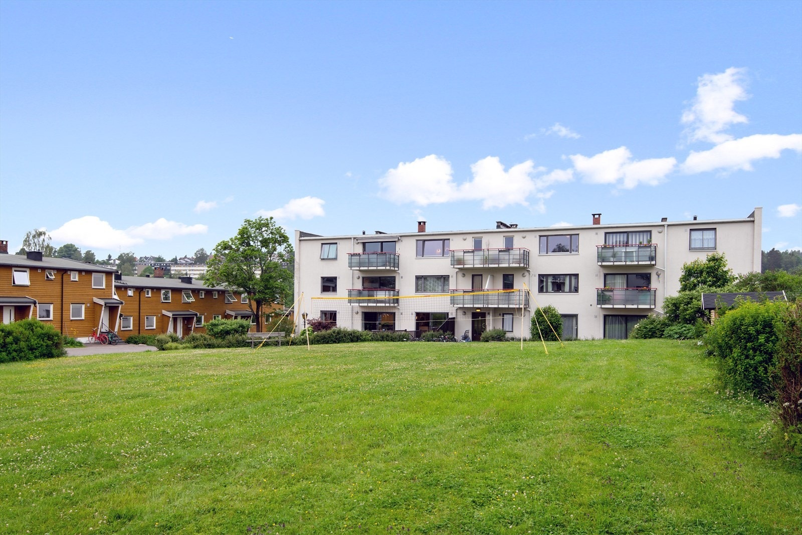 Tomten er pent opparbeidet med asfalterte internveier, beplanting, busker, trær og gressplen. På fellesområde kan fine dager enkelt benyttes, da det er gode solforhold gjennom dagen Galleribilde