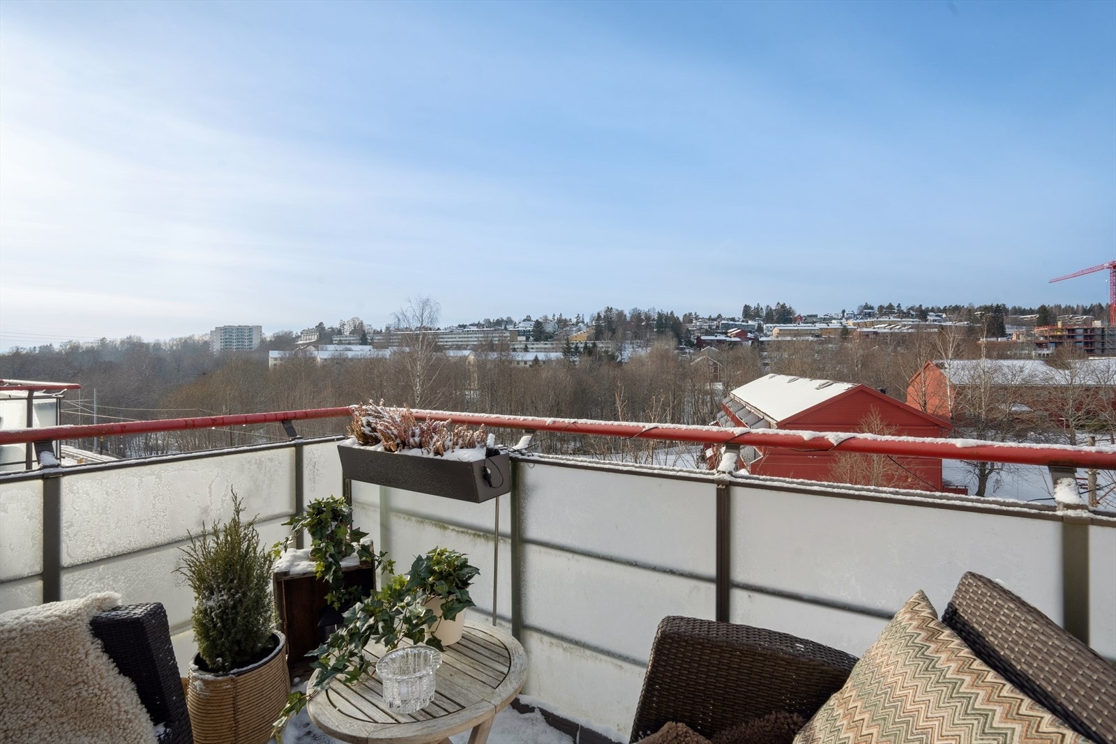 Boligen bor på en rekke gode kvaliteter inkludert en nordvestvendt balkong på ca. 4 m² med utsyn over nærområdet - en herlig forlengelse av stuen Galleribilde