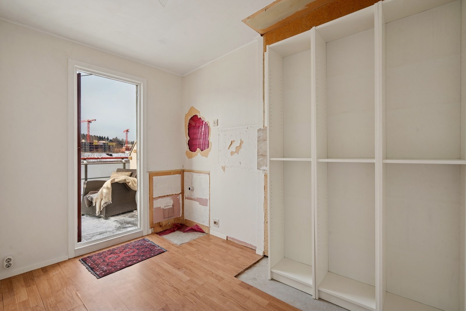 Tidligere kjøkken kan enkelt innredes til soverom. Fra rommet er det utgang til boligens balkong Galleribilde