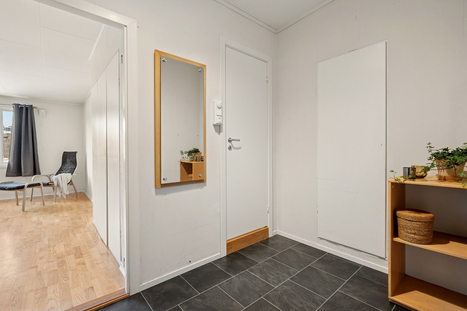Du ønskes velkommen inn i en innbydende entré med god plass til oppbevaring av yttertøy Galleribilde