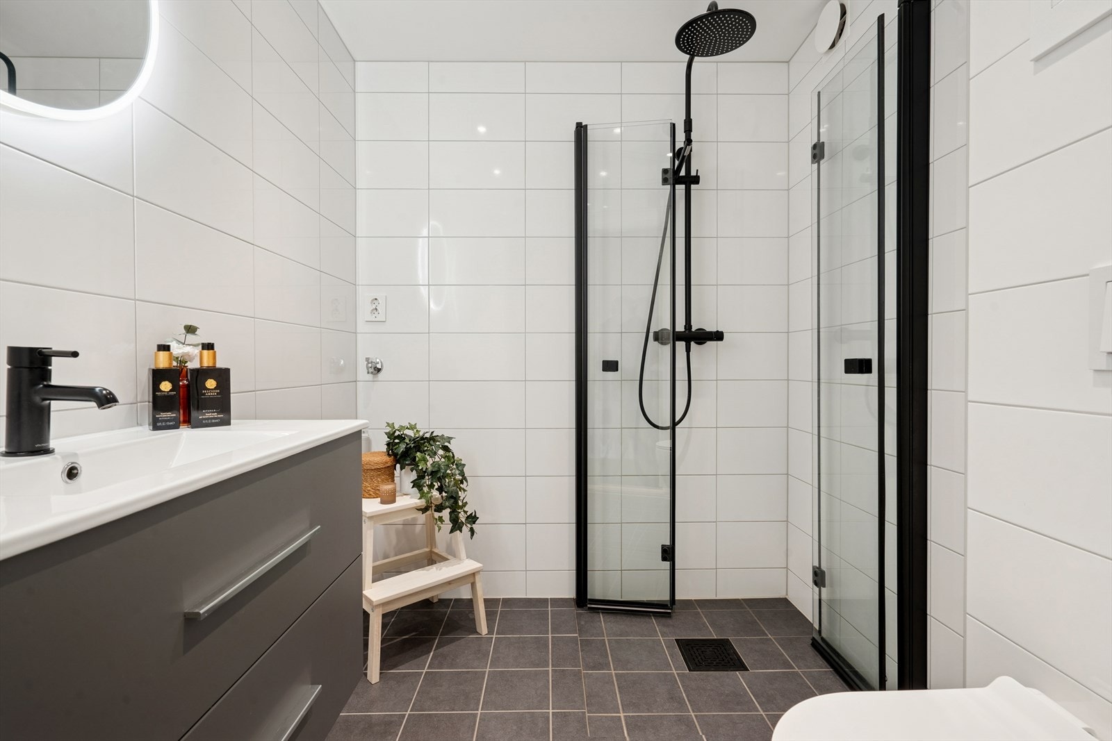 Badet ble totalrenovert i 2022 og er innredet med vegghengt toalett og praktisk dusjhjørne med innfellbare dører, samt opplegg for vaskemaskin Galleribilde