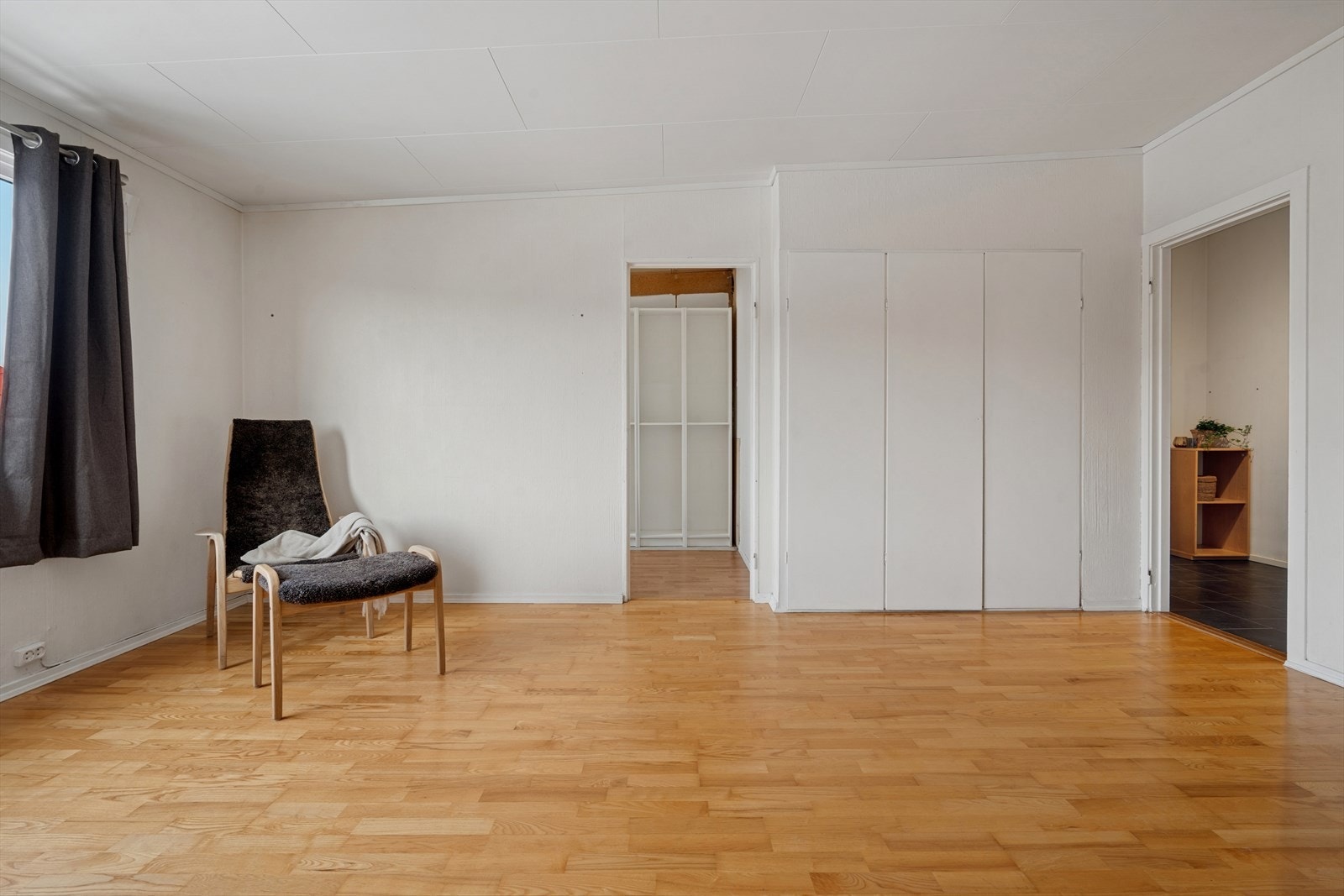 God takhøyde og store vindusflater, gir rikelig med naturlig lysinnslipp Galleribilde