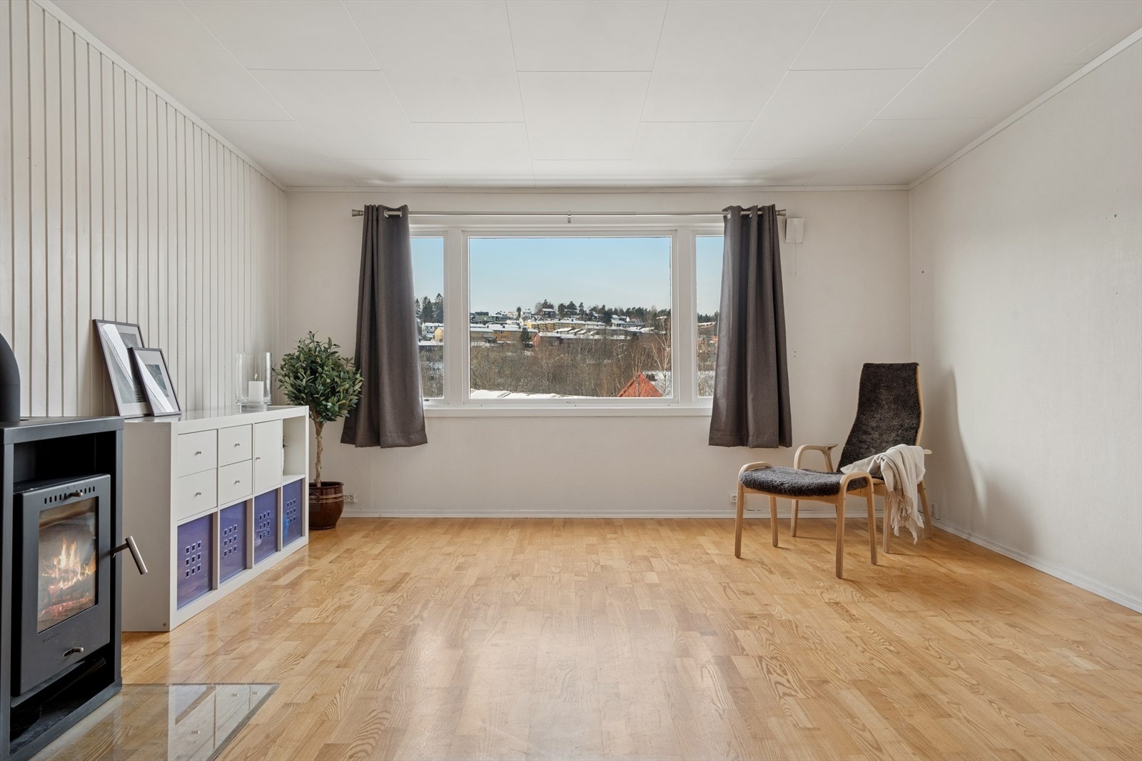 Fra stuen er det hyggelig utsyn over nærområdet. Stuen tilbyr fleksible møbleringsmuligheter og god plass til både sofagruppe og spiseplass Galleribilde