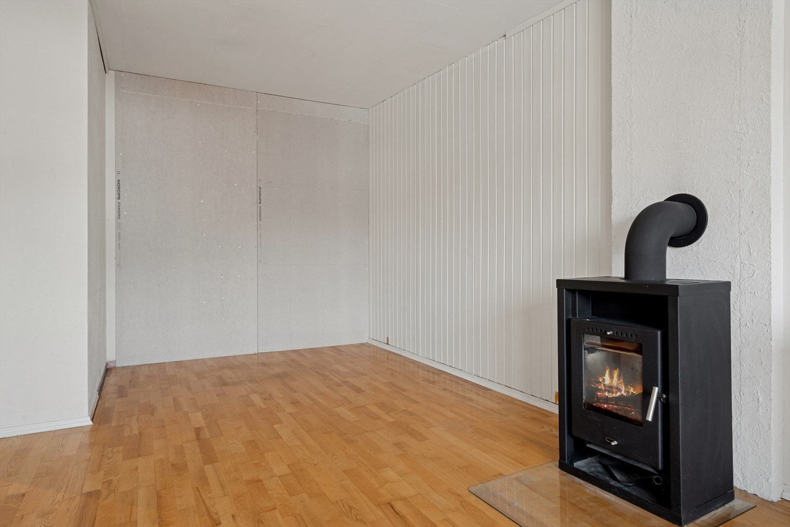 Vedovnen gir stuen en lun og innbydende atmosfære - perfekt for rolige kvelder hjemme Galleribilde