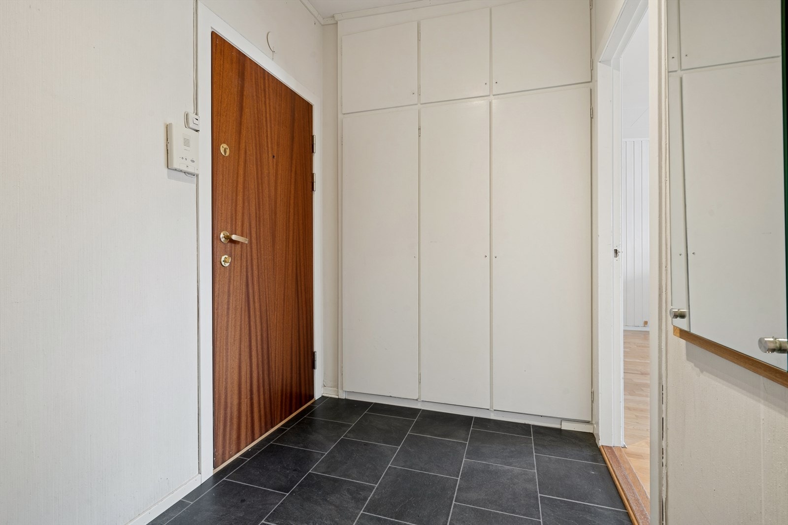 Entréen er innredet med en praktisk integrert garderobeløsning Galleribilde