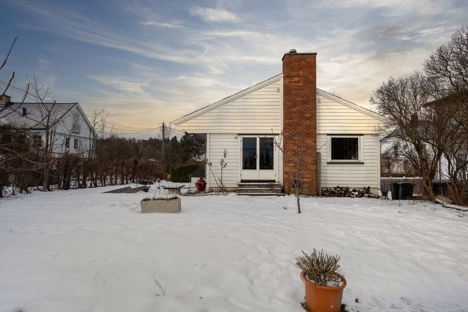 Boligen har en opparbeidet tomt med stor hage med gode solforhold. Galleribilde