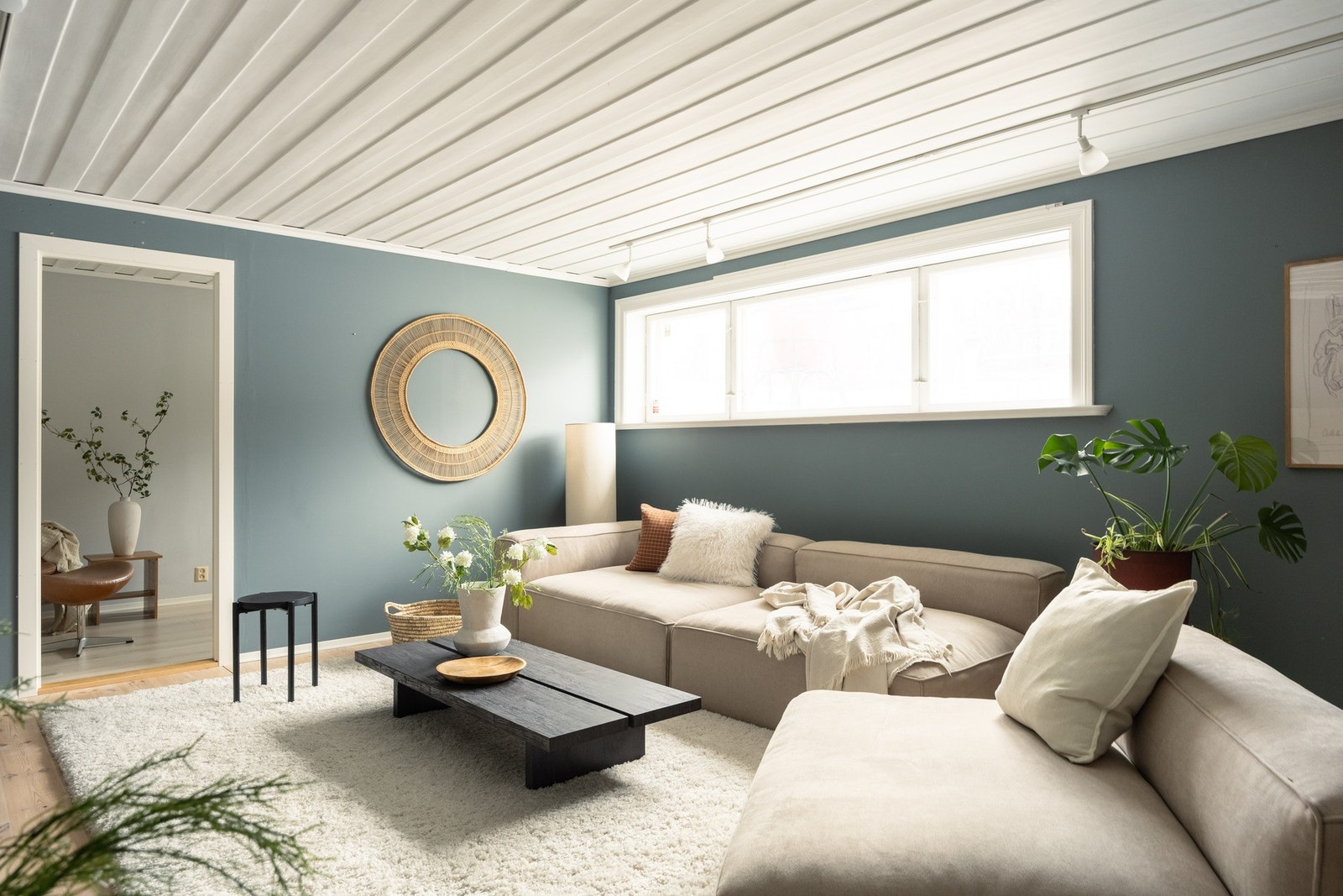 Hyggelig stue i underetasjen med flere vinduer som slipper inn naturlig lys. Galleribilde