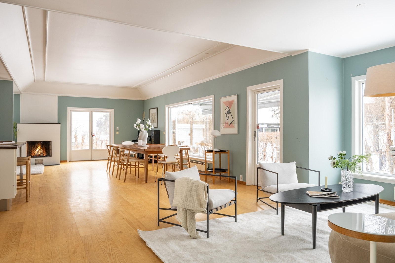 Stuen innredet i ene enden med peis som skaper en behagelig varme i boligen. Galleribilde