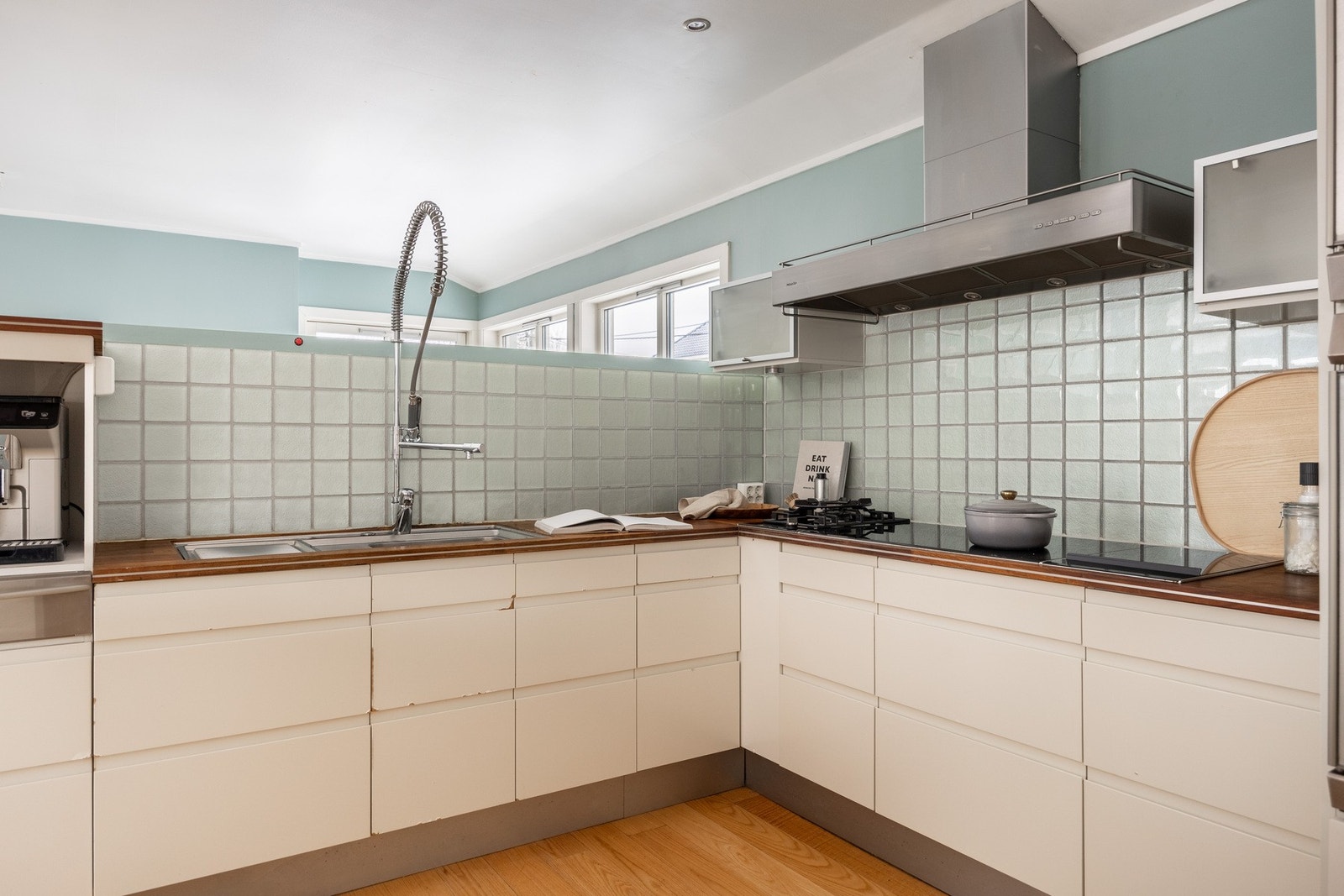 Kjøkkenet fremstår lekkert med slette, lyse fronter samt gjennomtenkte løsninger. Galleribilde