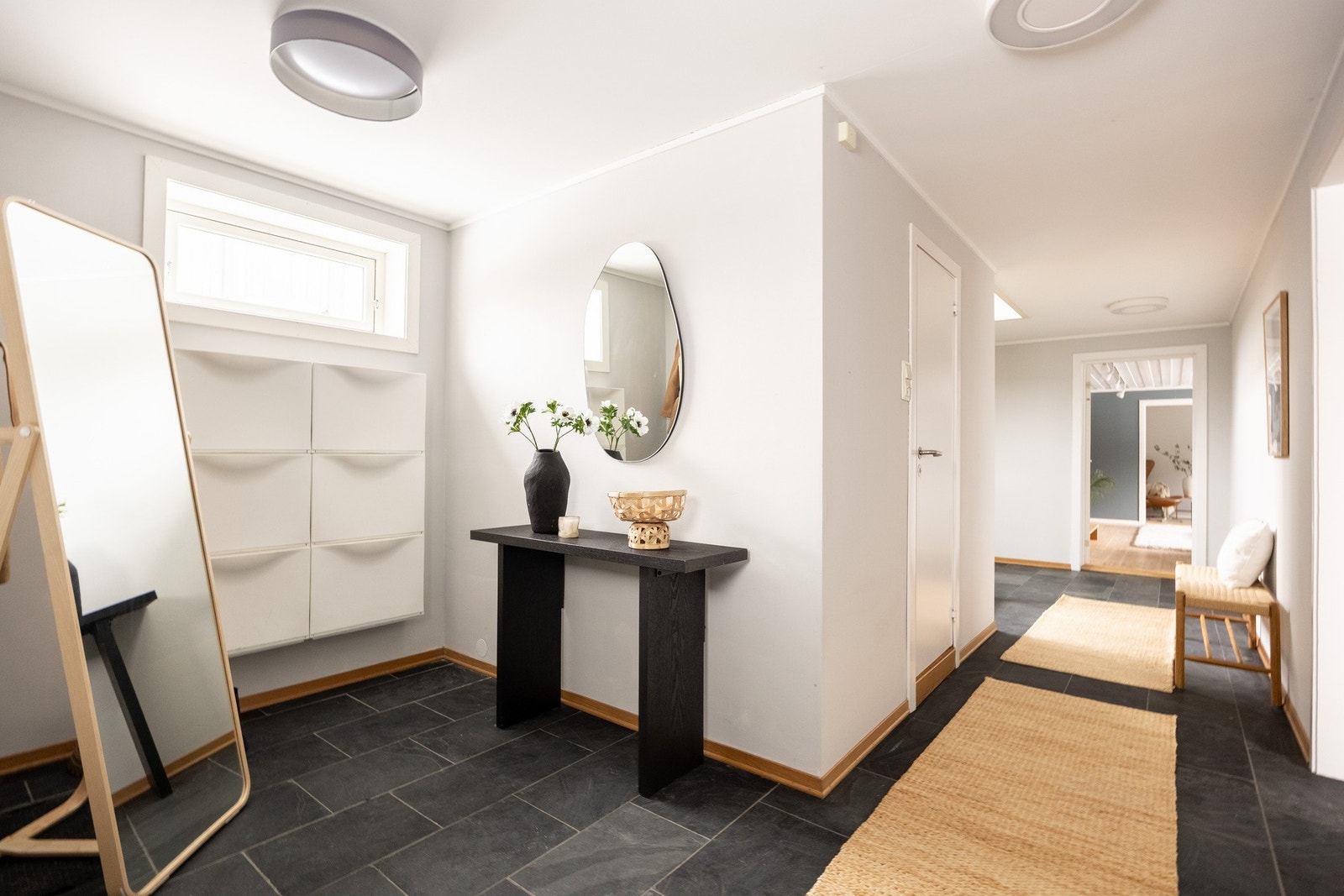 Her blir man velkommen inn en innbydende entré/gang. Galleribilde