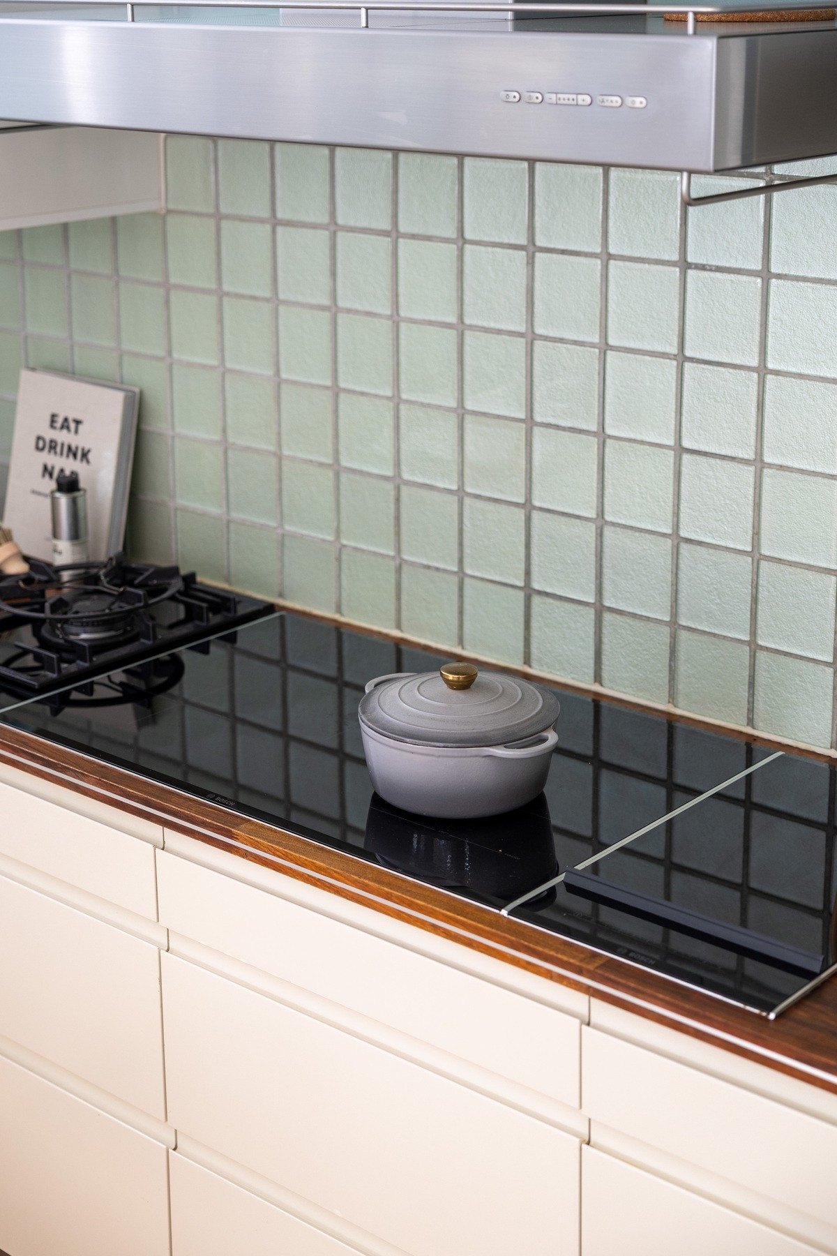 Lekre fliser fra Fired Earth og belysning over benk. Galleribilde