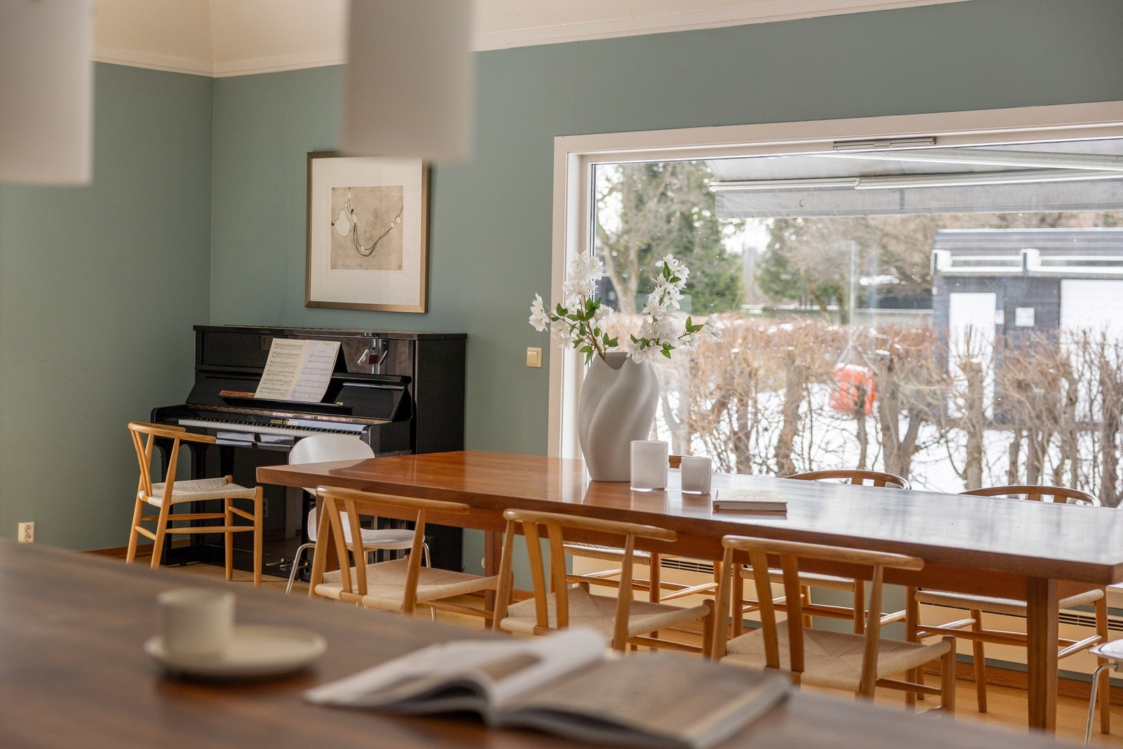 Boligen har store vindusflater som slipper inn mye naturlig lys. Galleribilde