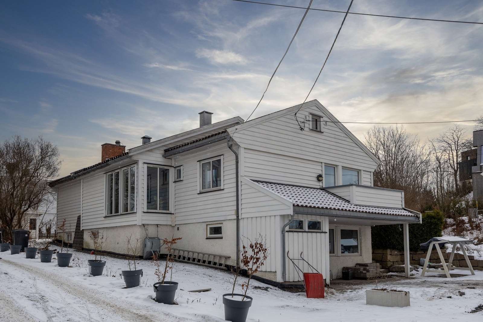 Boligen har to biloppstillingsplasser på egen gårdsplass. Galleribilde