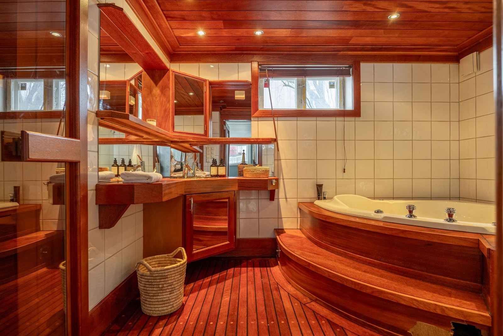 Romslig baderom med badstue, badekar og dusj i underetasjen. Galleribilde