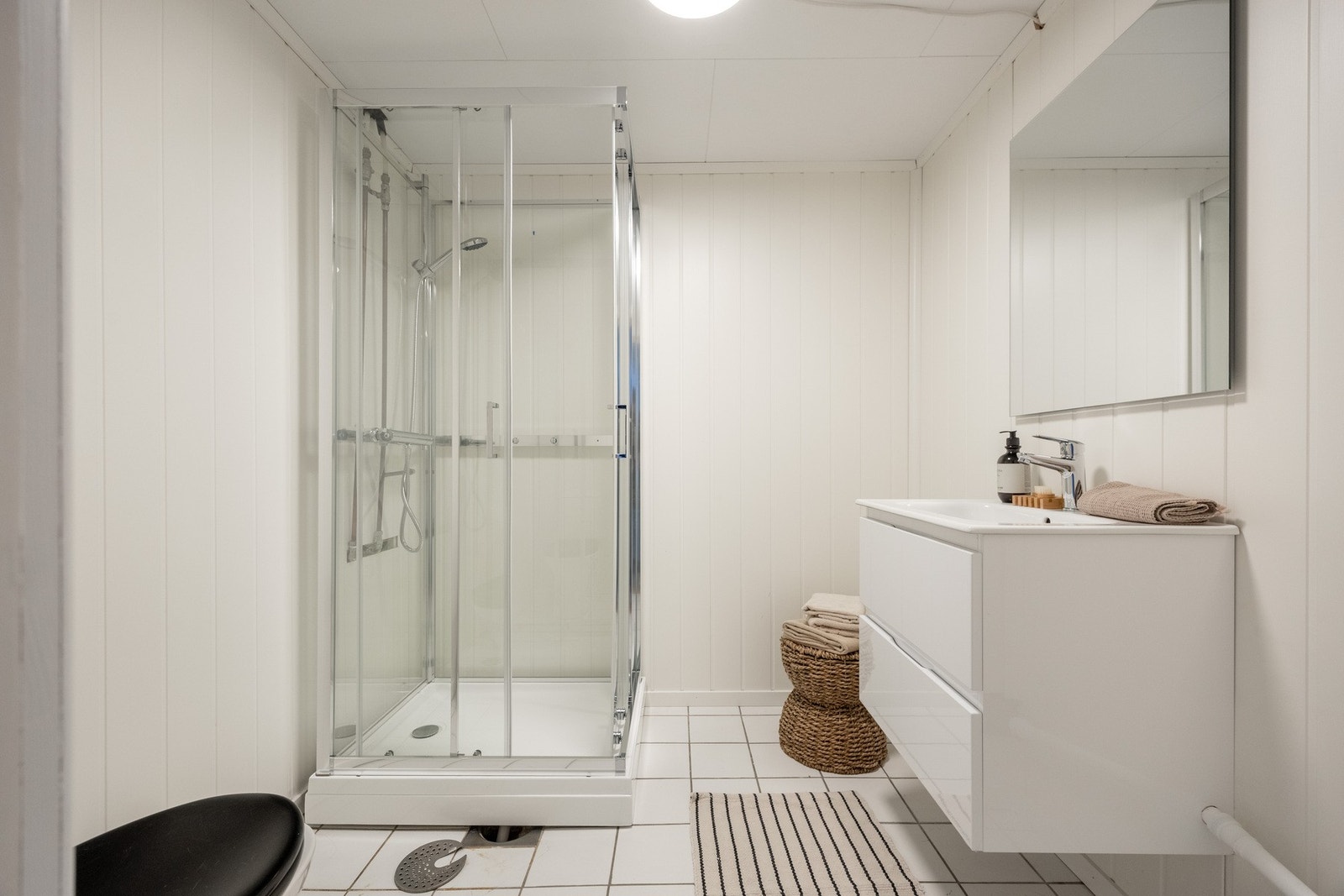 Praktisk og funksjonelt bad nummer to i underetasjen. Galleribilde