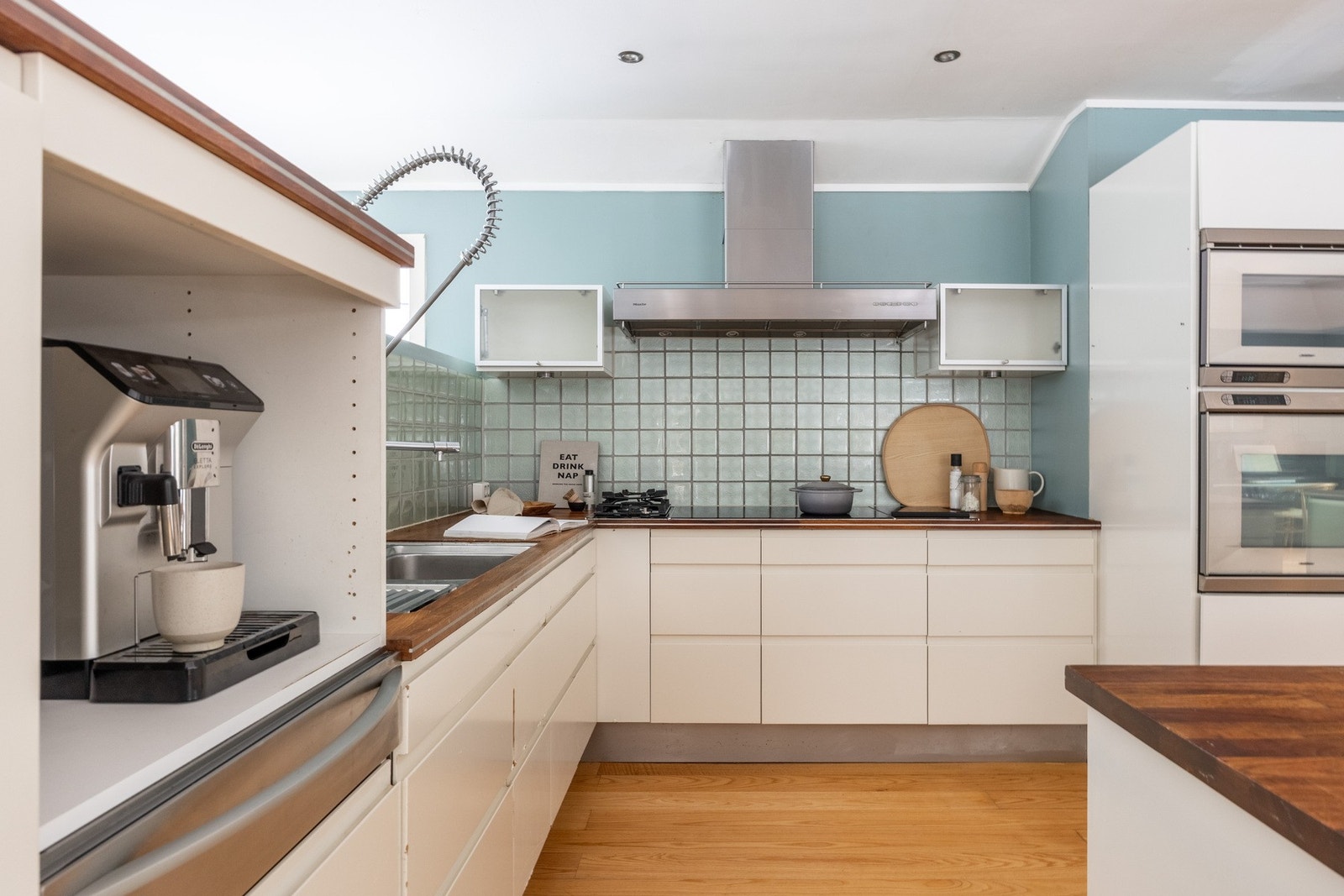 Moderne kjøkkeninnredning med pene detaljer og kvalitetshvitevarer fra Gaggenau og Miele. Galleribilde