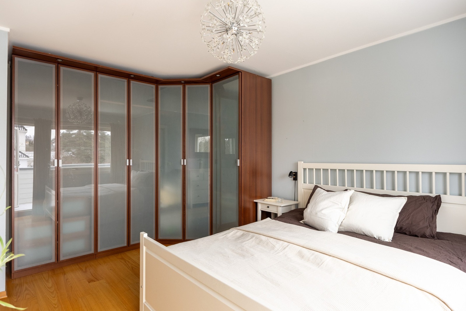 Innredet med stor garderobeløsning, hvor man har gode oppbevaringsmuligheter. Galleribilde