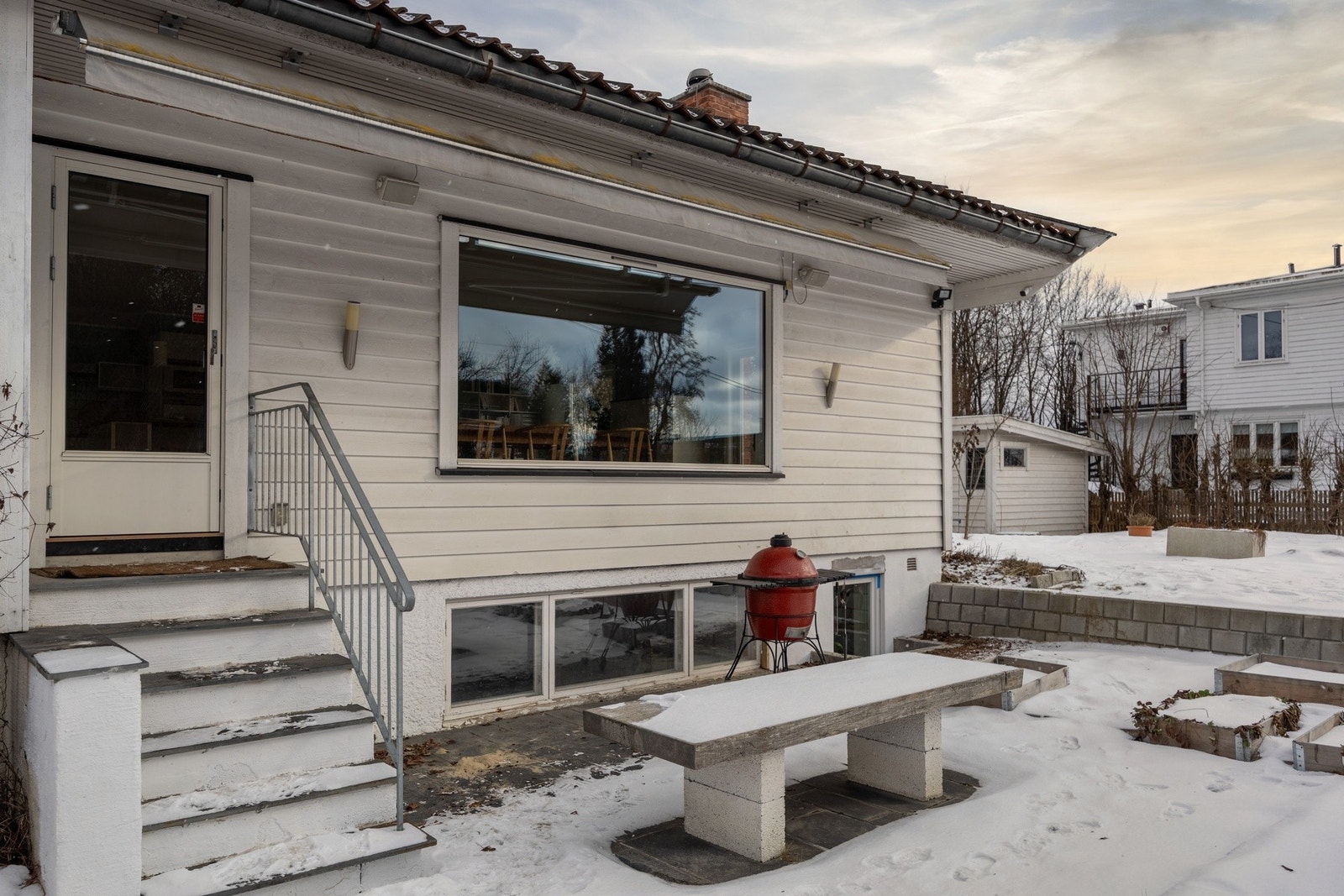 Fra stuen har du direkte utgang til en solrik uteplass. Galleribilde