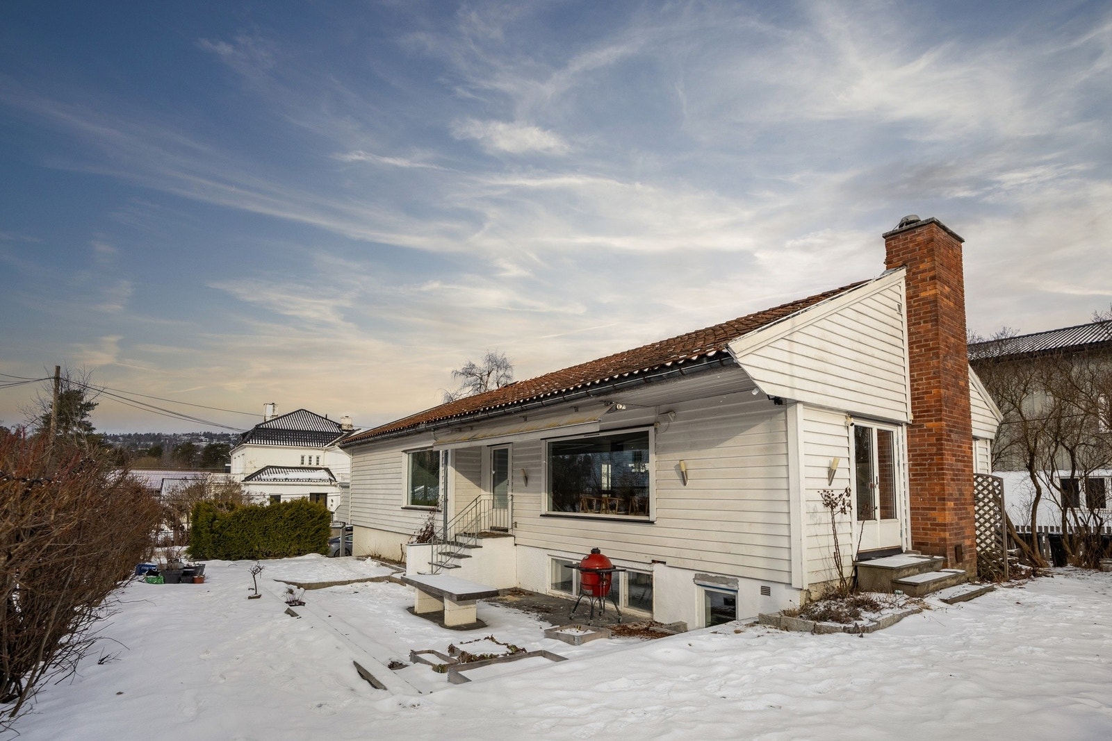Stor velholdt familiebolig over to plan med solrik og skjermet tomt. Galleribilde