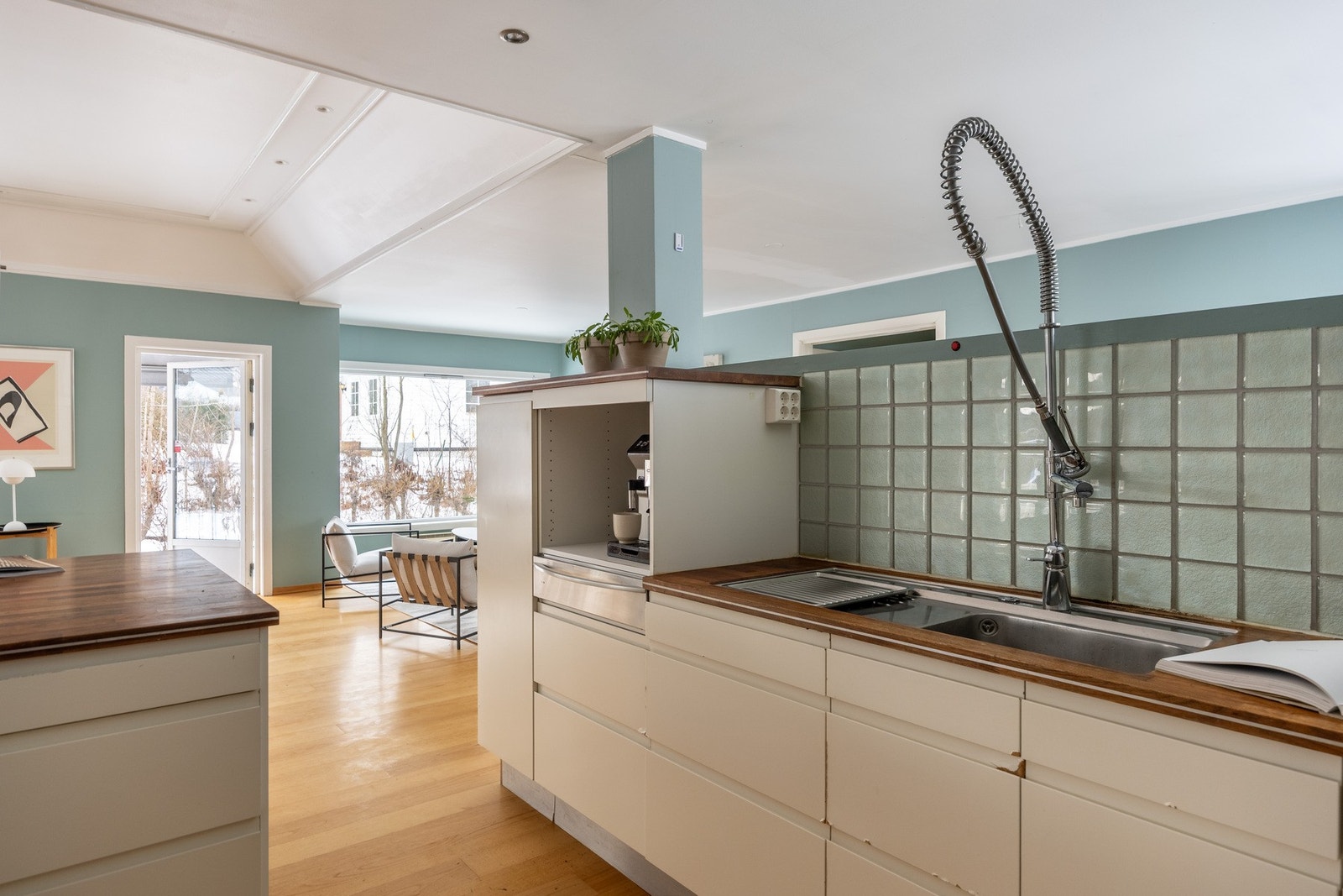 HTH kjøkkeninnredning med håndtaksløse fronter og flere vitrineskap i frostet glass. Galleribilde