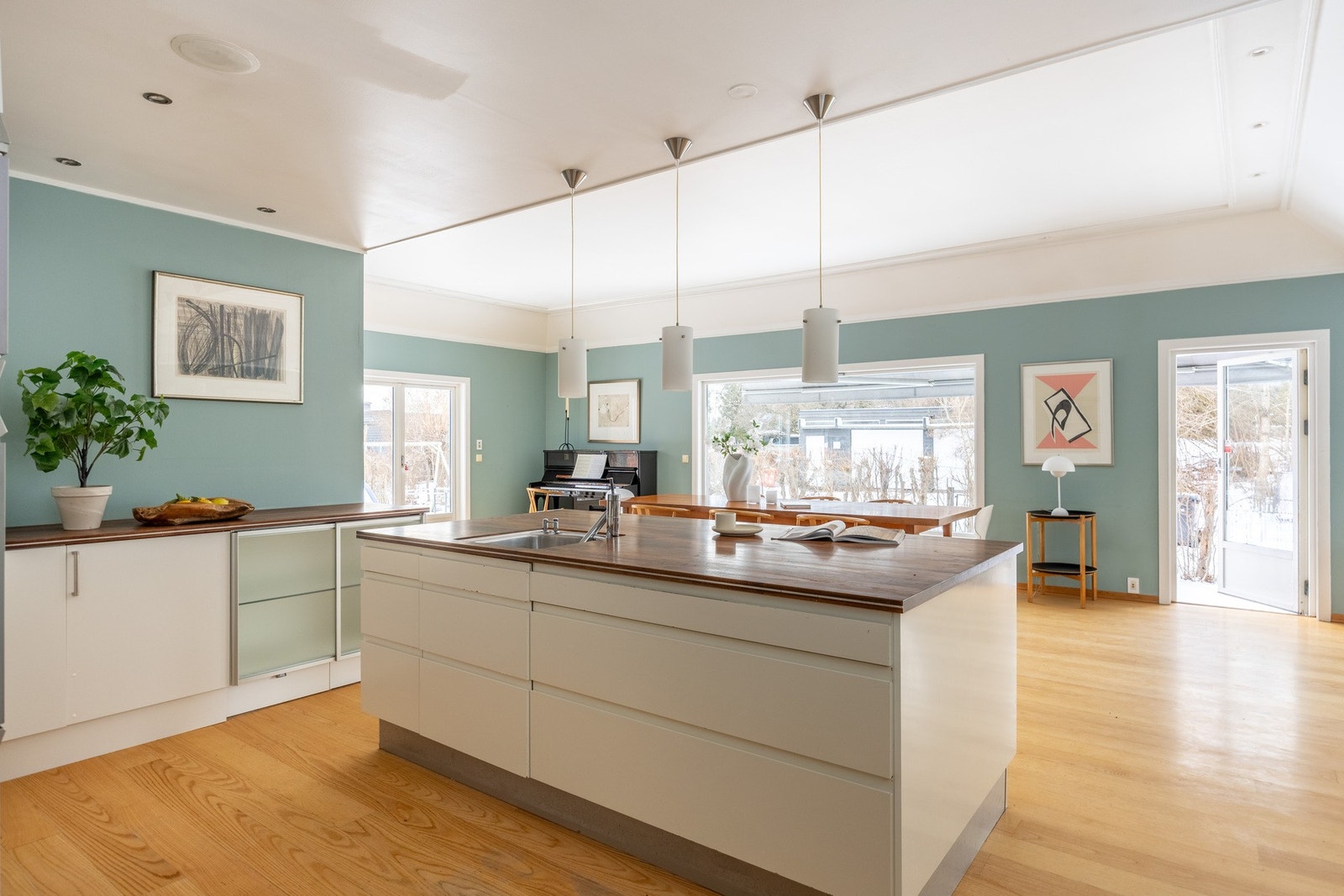 Stor kjøkkenøy som fungerer som et naturlig samlingspunkt i boligen. Galleribilde