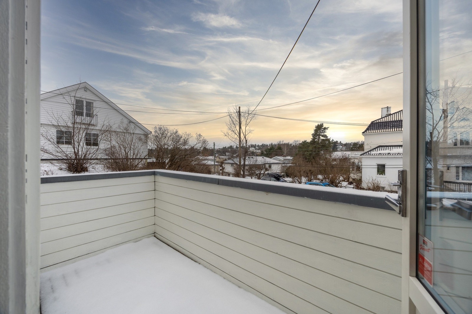 Utgang fra soverom i 1. etasje til hyggelig uteplass. Galleribilde