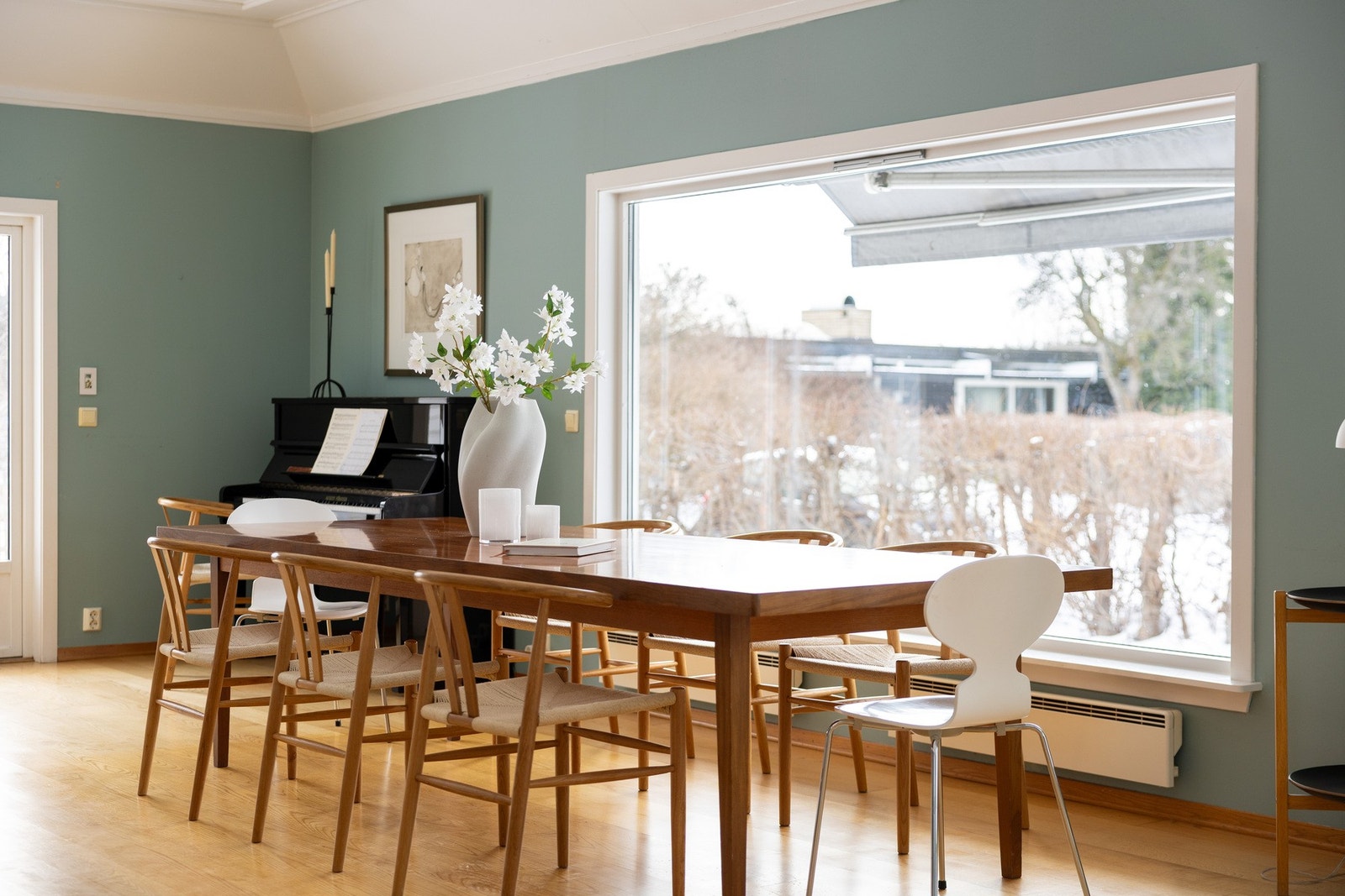 Romslig spiseplass med god plass til stor spiseseksjon, perfekt for hyggelige familiemiddager. Galleribilde