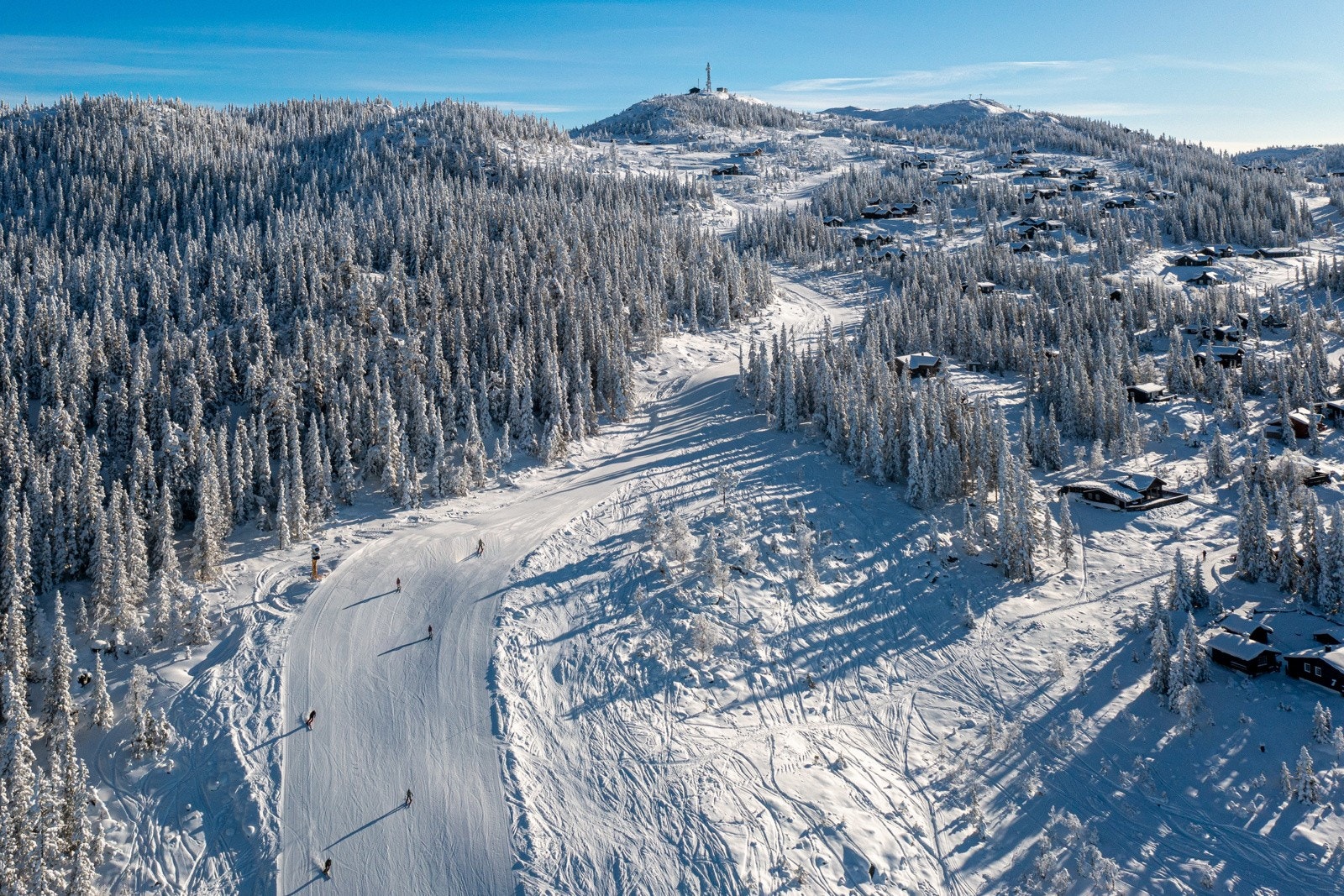 Beliggende høyt og fritt i et av Nesfjellets råeste hyttefelt med begrenset antall ski in/out tomter Galleribilde