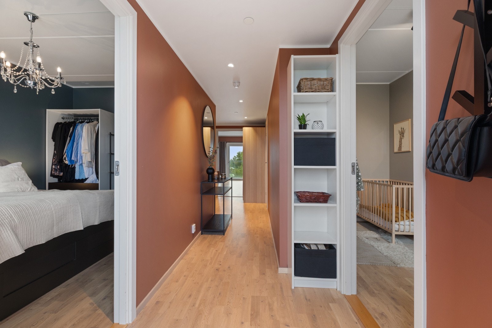 Du blir varmt mottatt i en koselig entré, hvor vannbåren gulvvarme sørger for en behagelig temperatur som setter tonen for hele leiligheten. Galleribilde