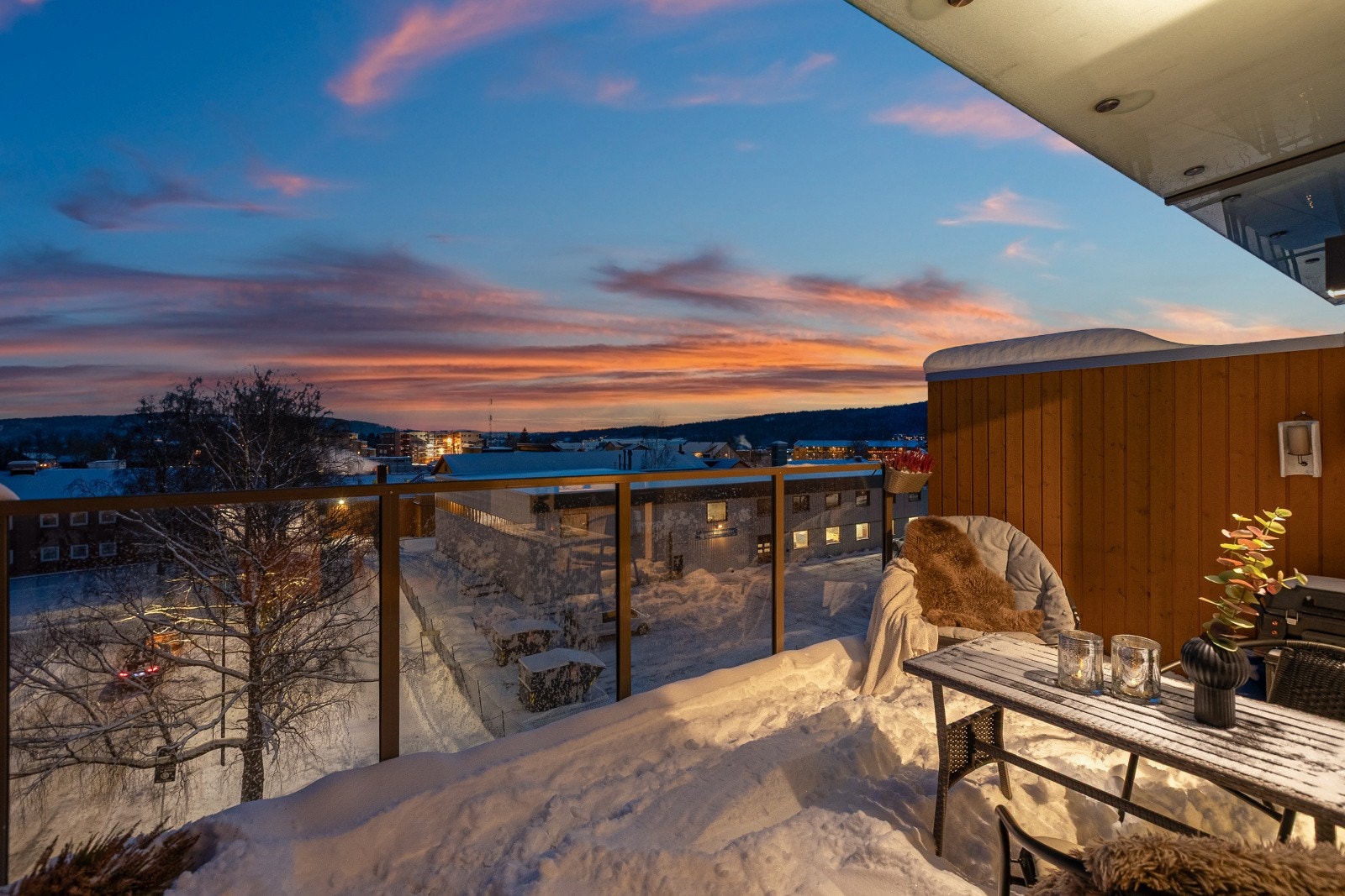 Stuen har direkte utgang til en romslig balkong, med god plass til utemøblement - perfekt for hyggelige stunder utendørs. Galleribilde