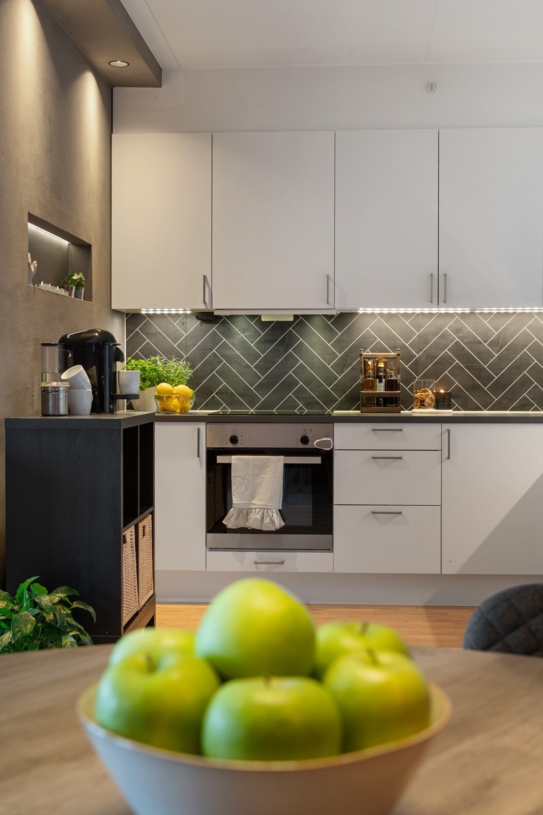 Leiligheten leveres med hvitevarer som komfyr, koketopp og oppvaskmaskin, noe som gjør det enkelt å flytte inn og begynne å lage mat med en gang. Galleribilde