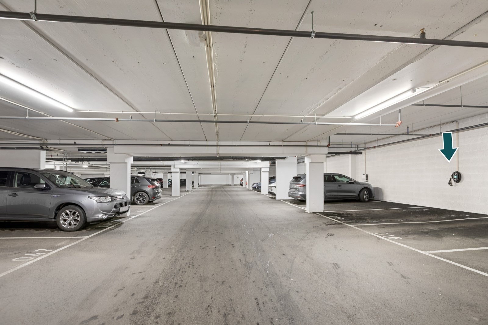 Det medfølger en parkekringsplass (nr. 15) i felles garasjeanlegg med elbil-lader. Galleribilde