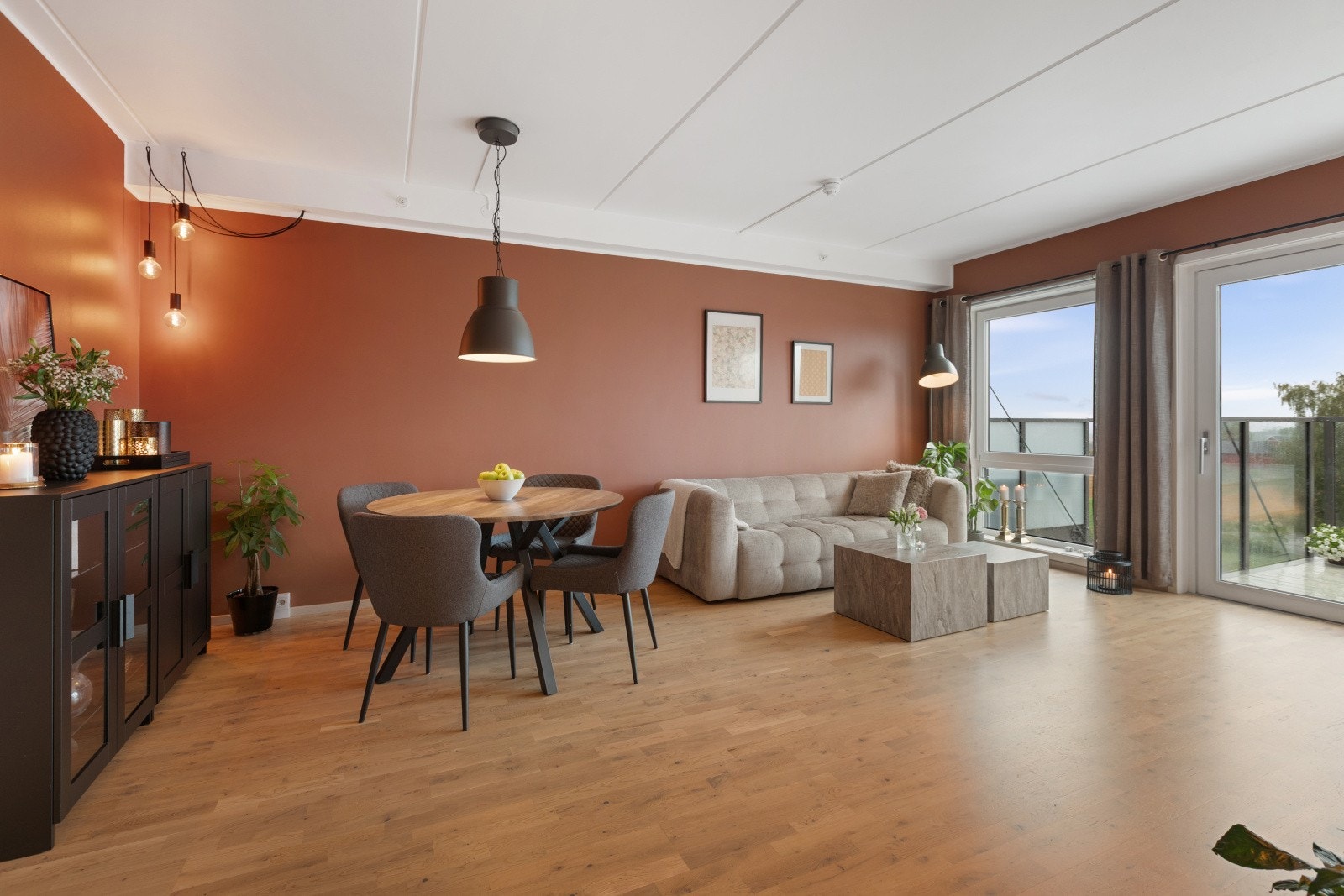 Stuen er malt i en nydelig, delikat farge som gir rommet en lys og innbydende atmosfære. Med god størrelse er det plass til både sofagruppe og spisebord, perfekt for avslapning og sosiale sammenkomster. Galleribilde