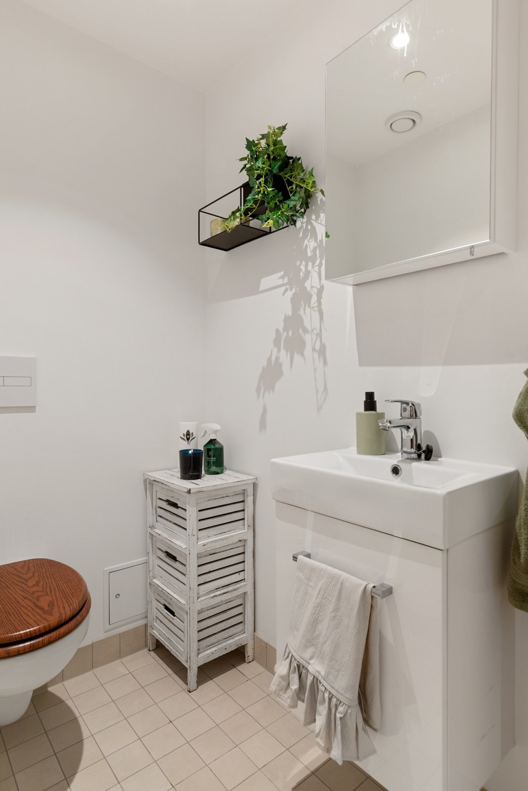 Leiligheten har en smart planløsning og tilbyr blant annet et ekstra toalettrom, som gir økt komfort og funksjonalitet. Galleribilde